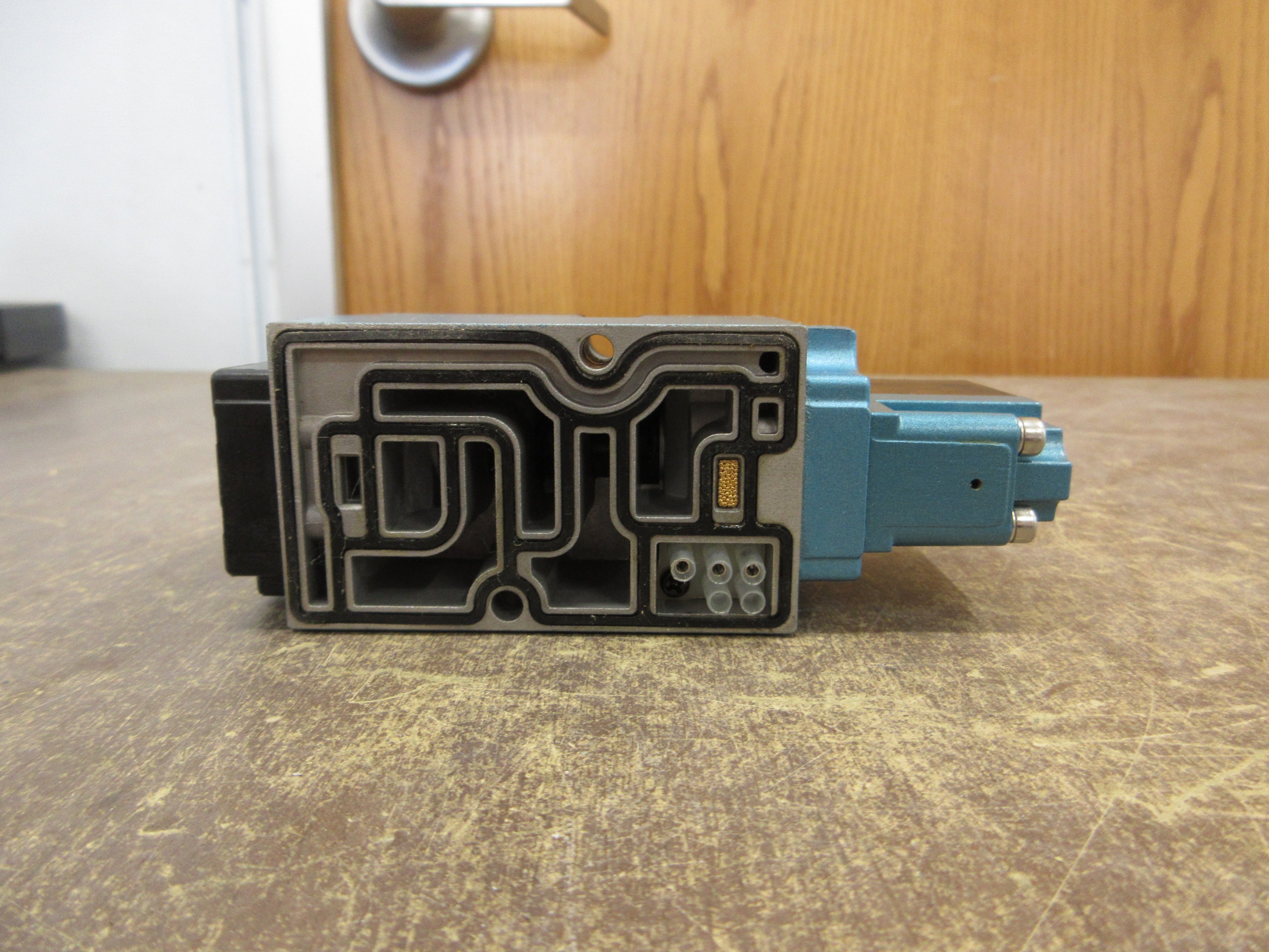 MAC Solenoid Valve 82A-AC-000-TM-DAAP-1DA VAC-150PSI Used