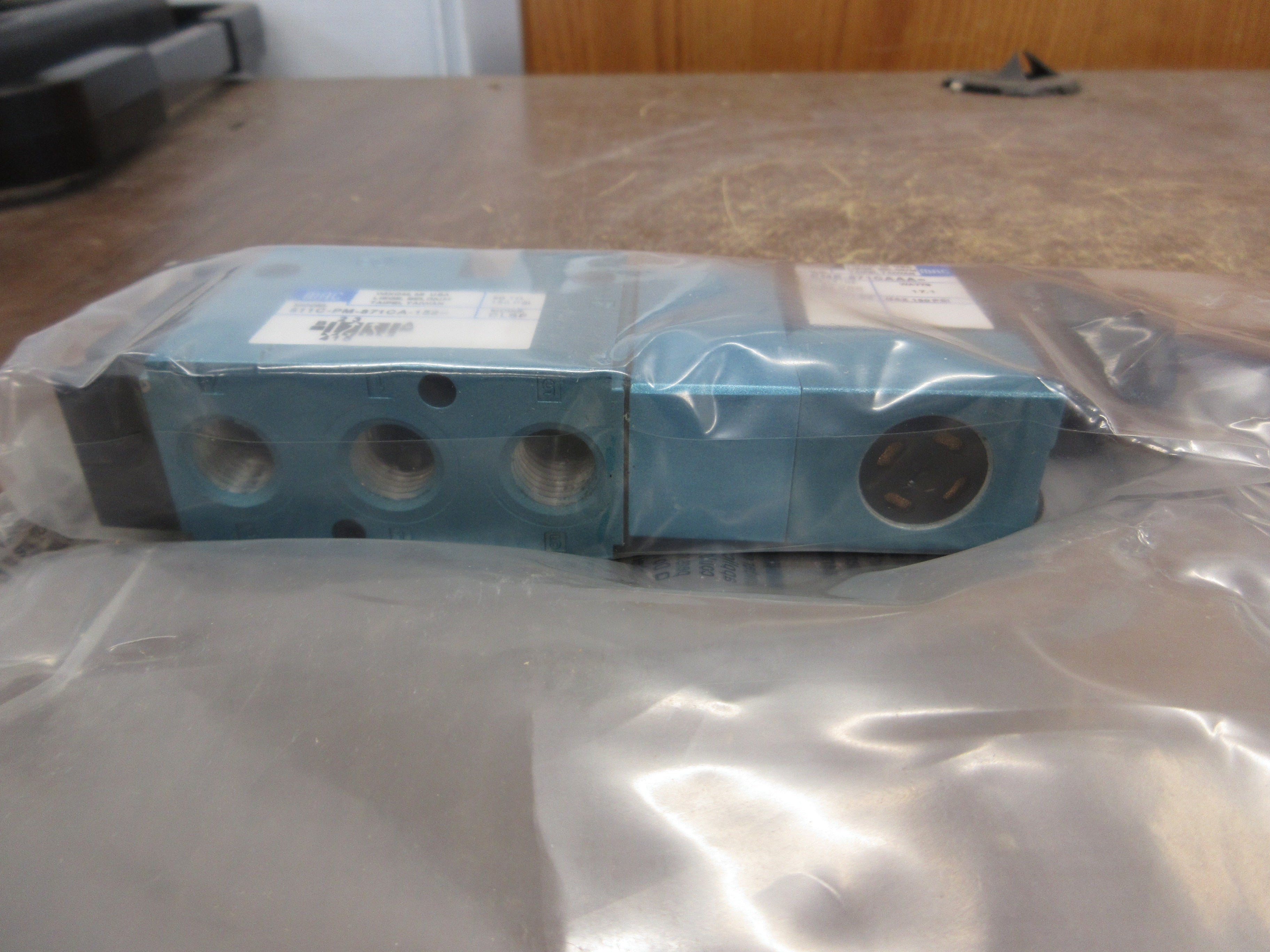 MAC Solenoid Valve 811C-PM-871CA-152 VAC-150 PSI New Surplus