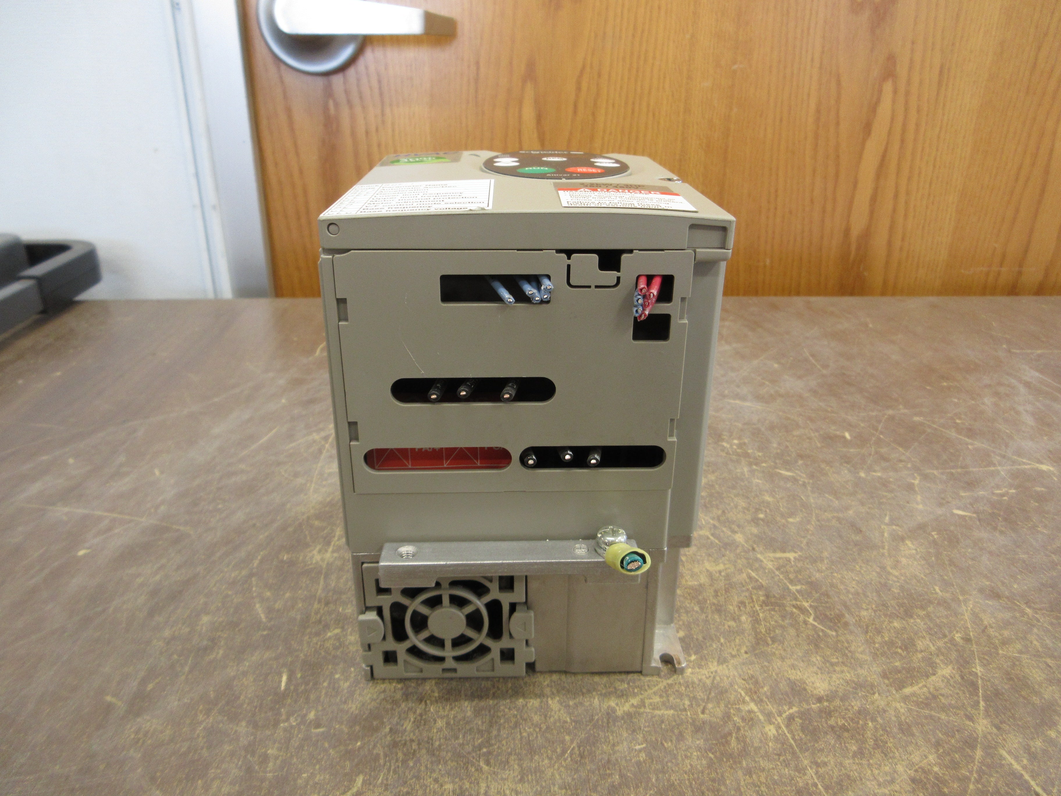 Schneider Electric Altivar AC Drive ATV21HU22N4 3HP 3Ph Used