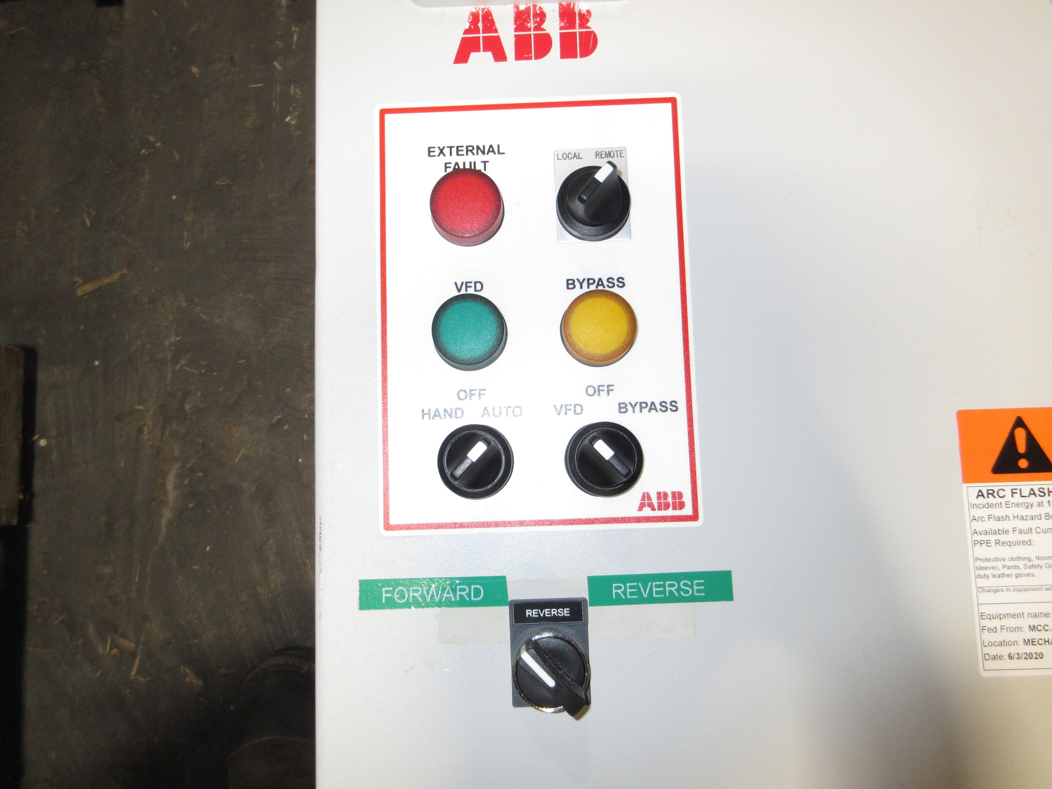 ABB ACH580 AC Drive w/ Bypass ACH580-01-034A-4 25HP 3Ph 460V w/ Keypad Used