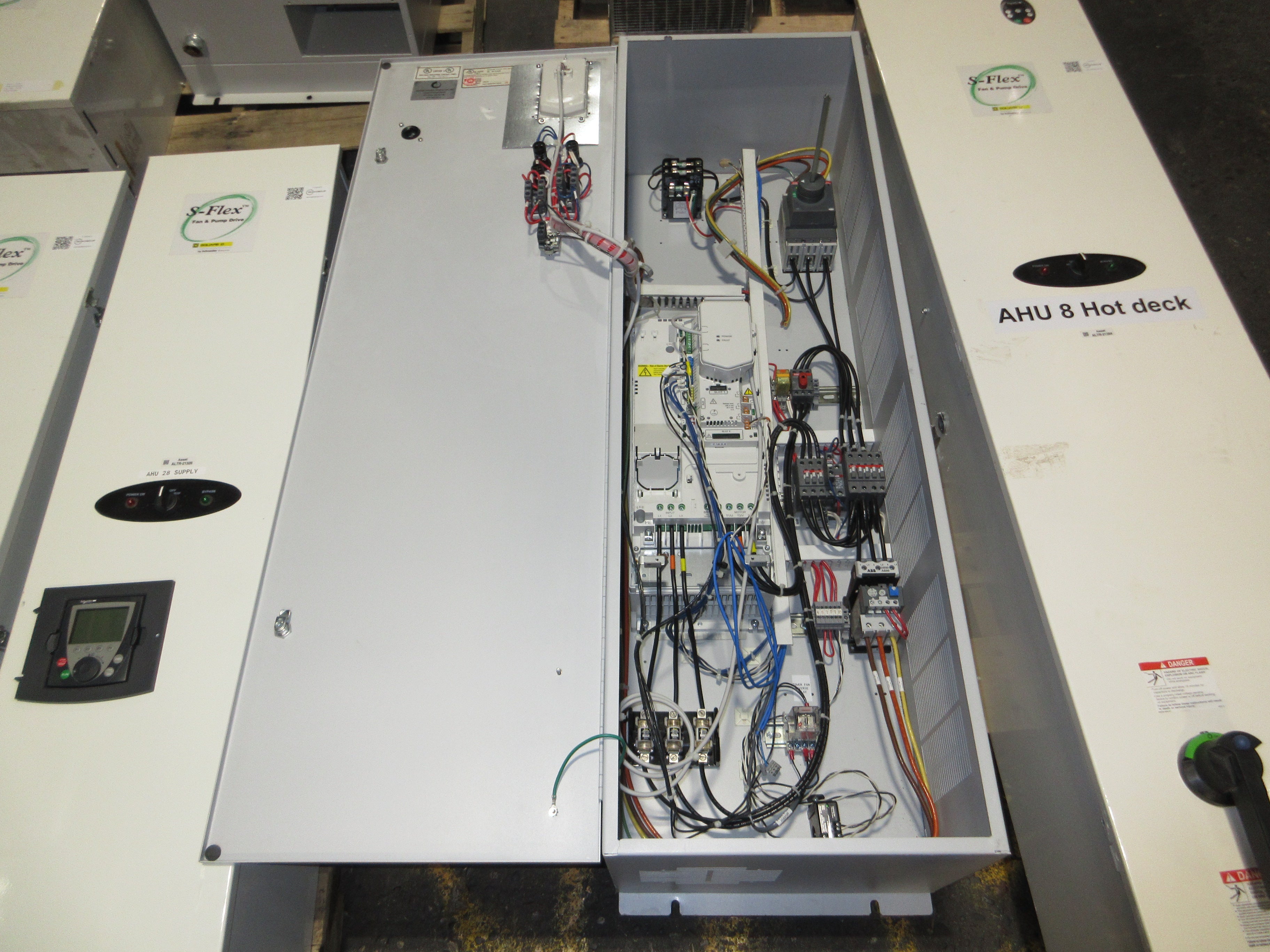 ABB ACH580 AC Drive w/ Bypass ACH580-01-034A-4 25HP 3Ph 460V w/ Keypad Used