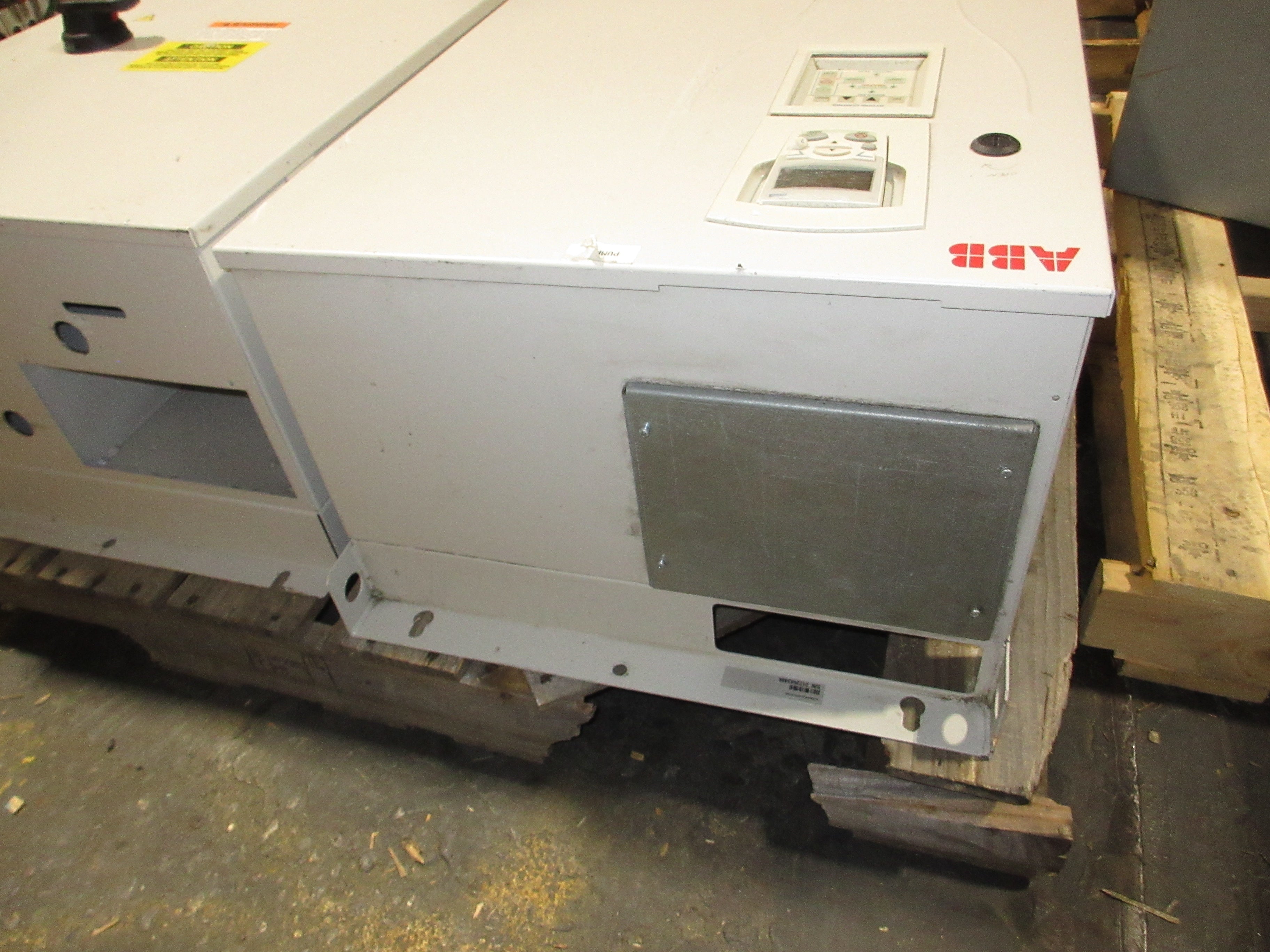 ABB ACH550 AC Drive w/ Bypass ACH550-BCR-031A-4+F267 20HP 3Ph w/ Keypad Used