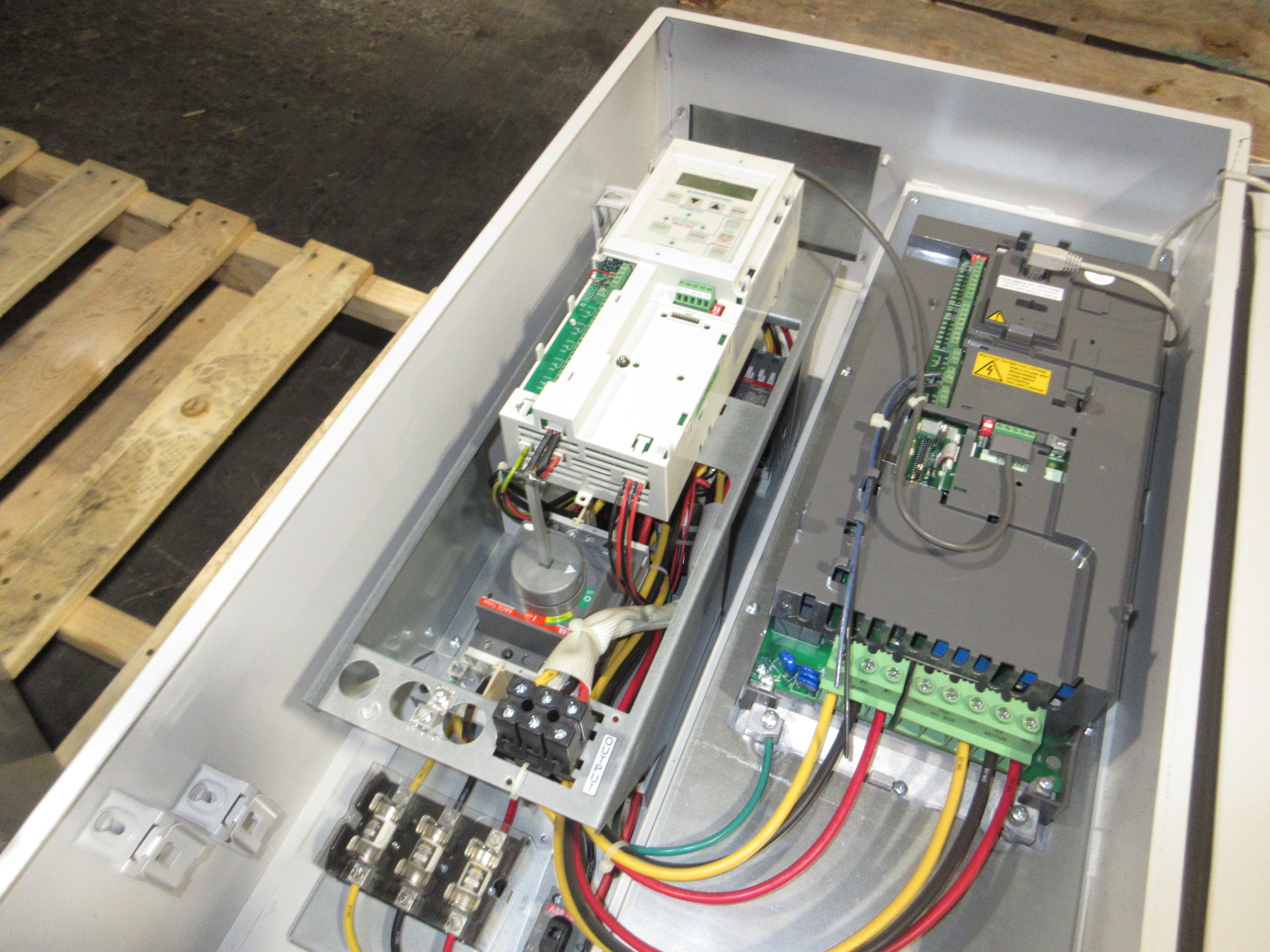 ABB ACH550 AC Drive w/ Bypass ACH550-BCR-031A-4+F267 20HP 3Ph w/ Keypad Used