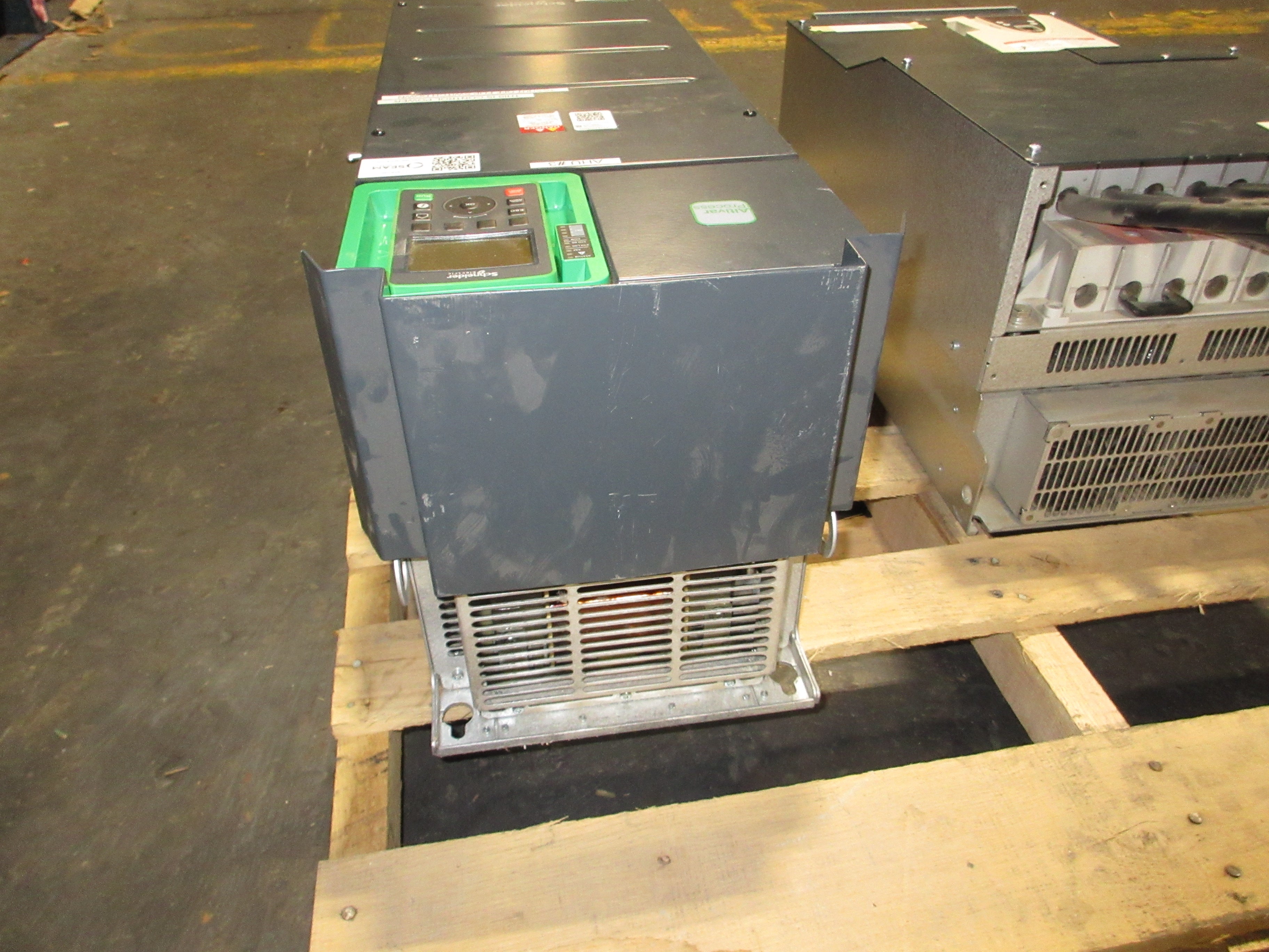 Schneider Electric Altivar 630 AC Drive ATV630D55N4 75HP 3Ph w/ Keypad Used