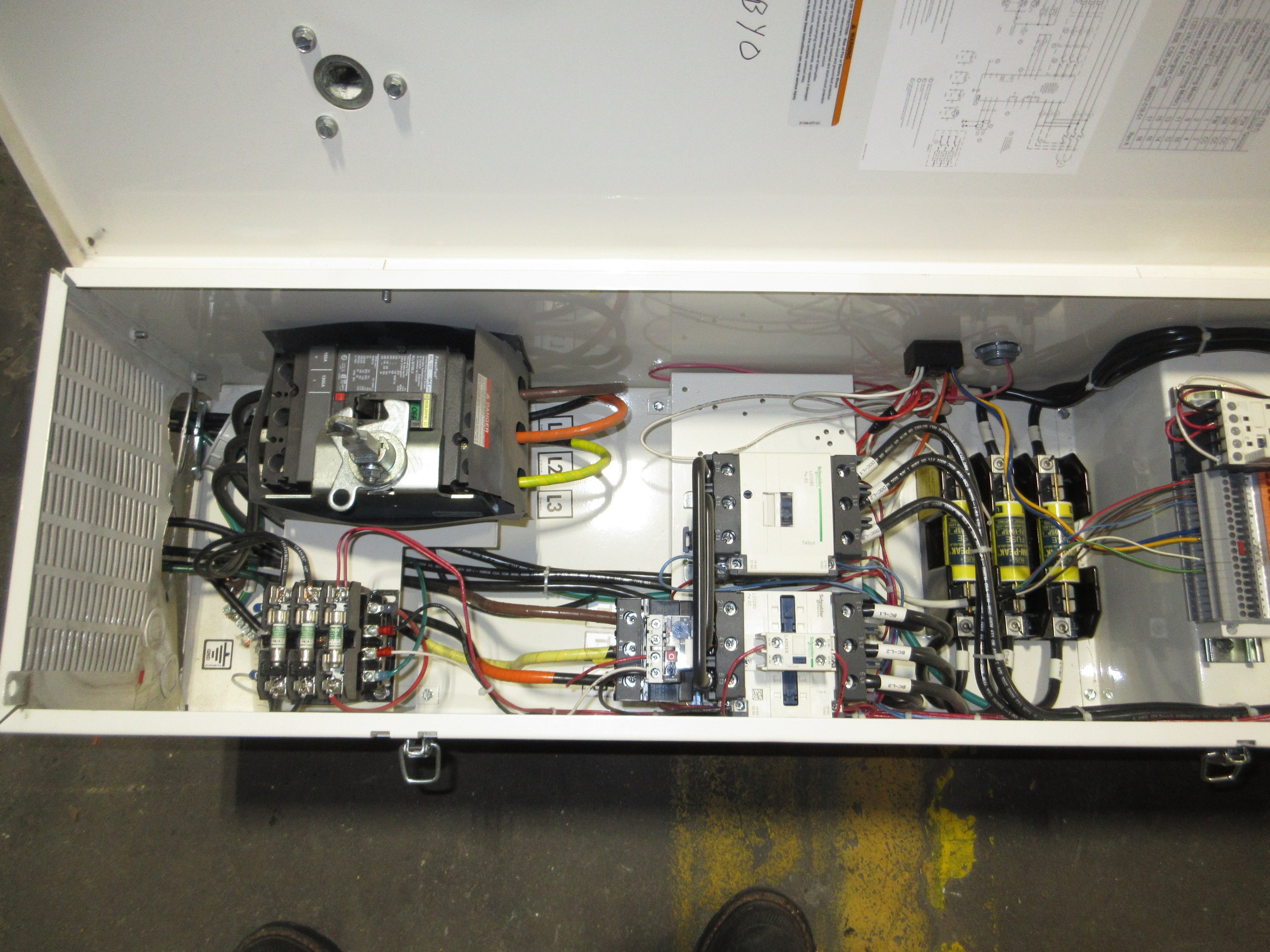 Square D ATV21 S-Flex AC Drive w/ Bypass ATV21HD37N4 Type: SFD21PG4Y 50HP Used