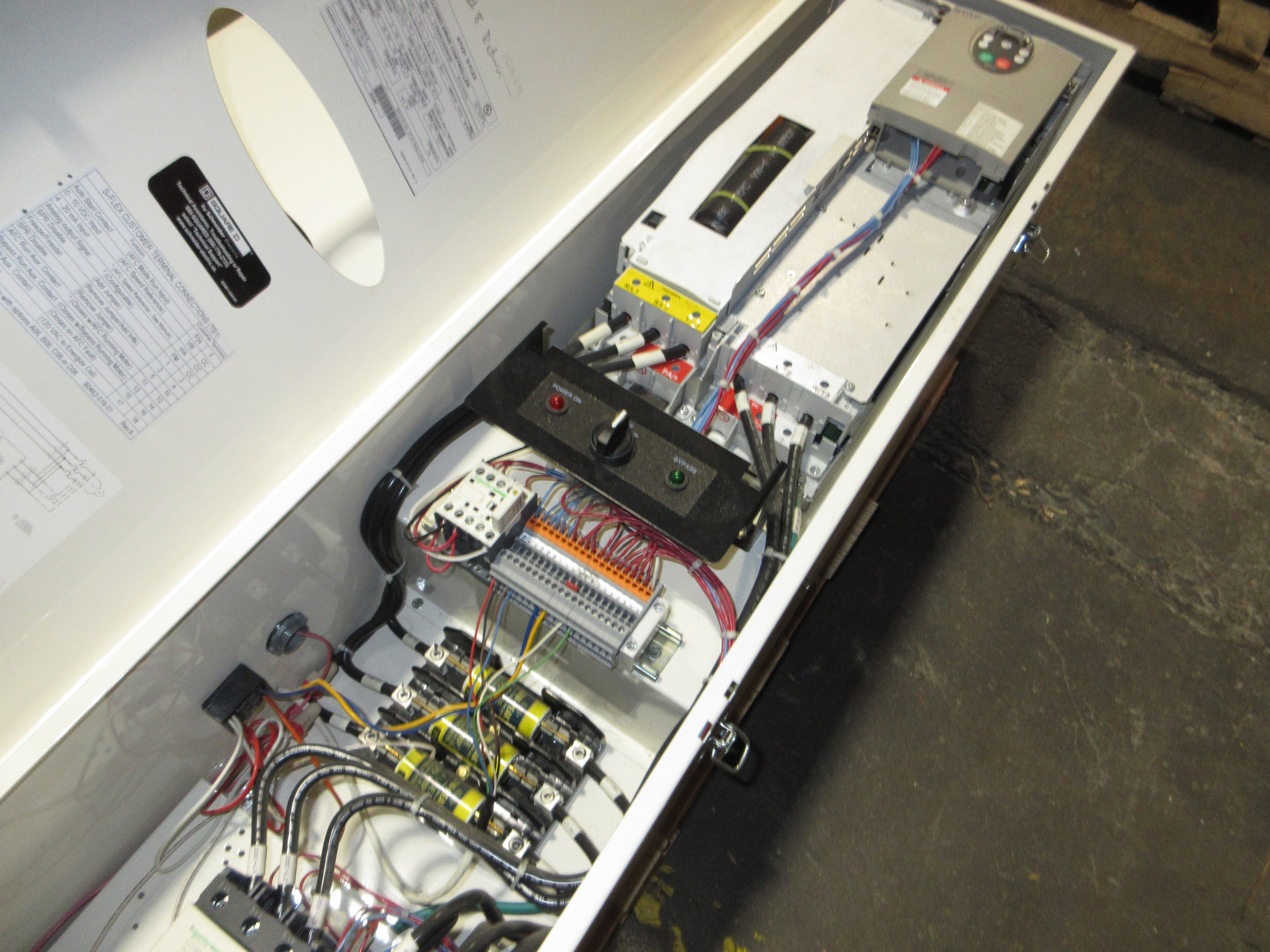 Square D ATV21 S-Flex AC Drive w/ Bypass ATV21HD37N4 Type: SFD21PG4Y 50HP Used