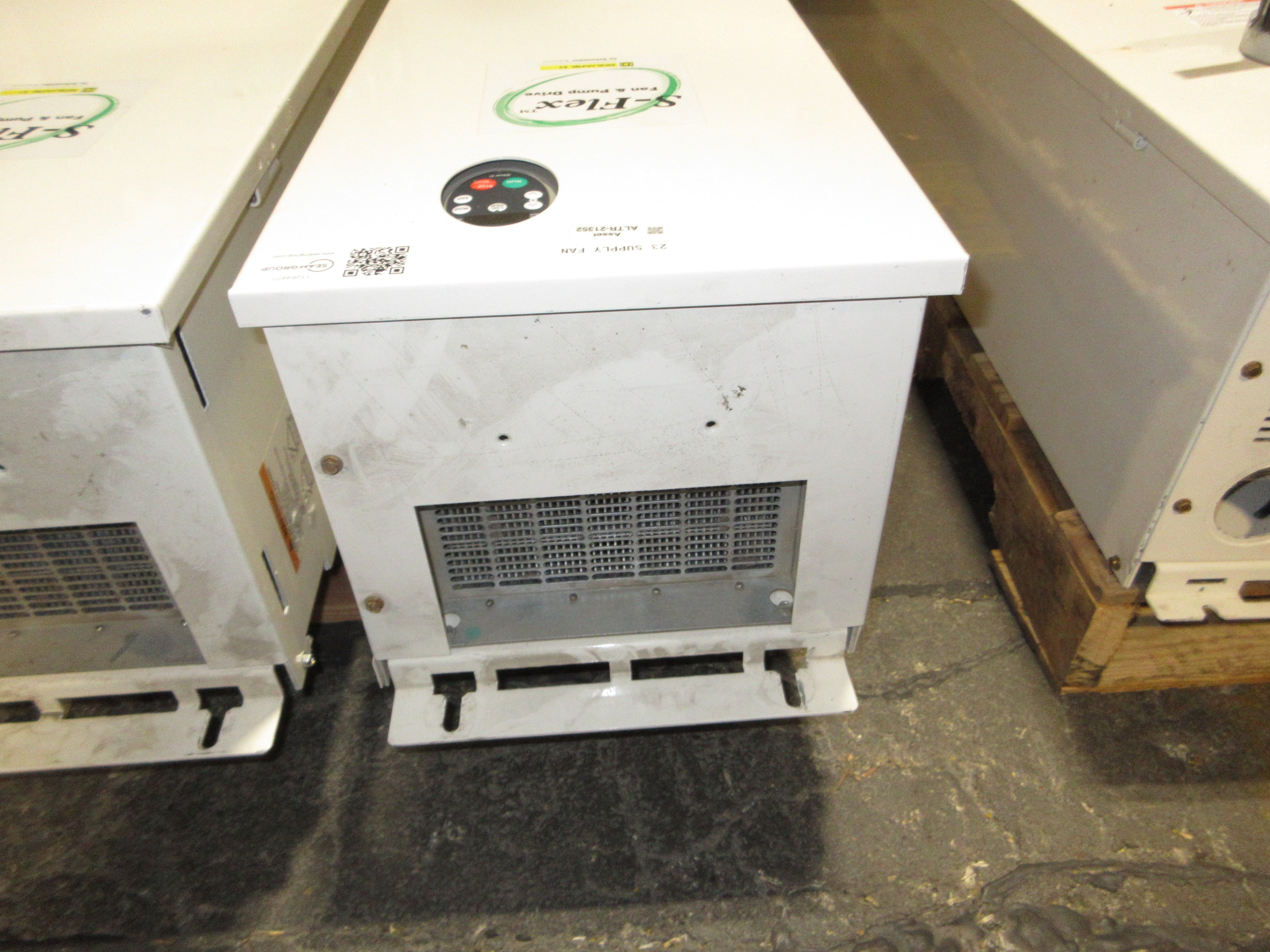 Square D ATV21 S-Flex AC Drive w/ Bypass ATV21HD37N4 Type: SFD21PG4Y 50HP Used