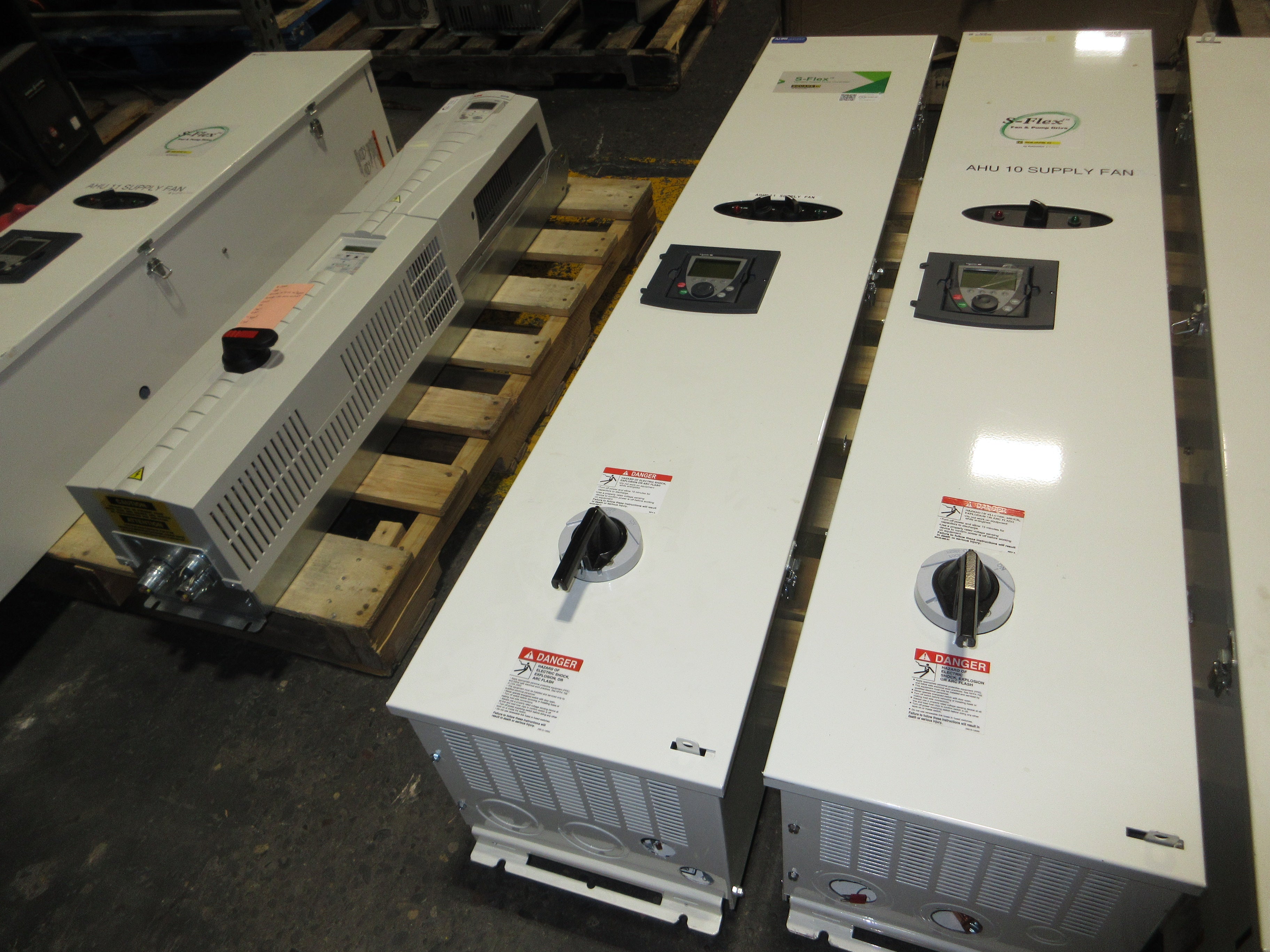 Square D ATV212 S-Flex AC Drive w/ Bypass ATV212HD22N4 Type: SFD212MG4Y Used
