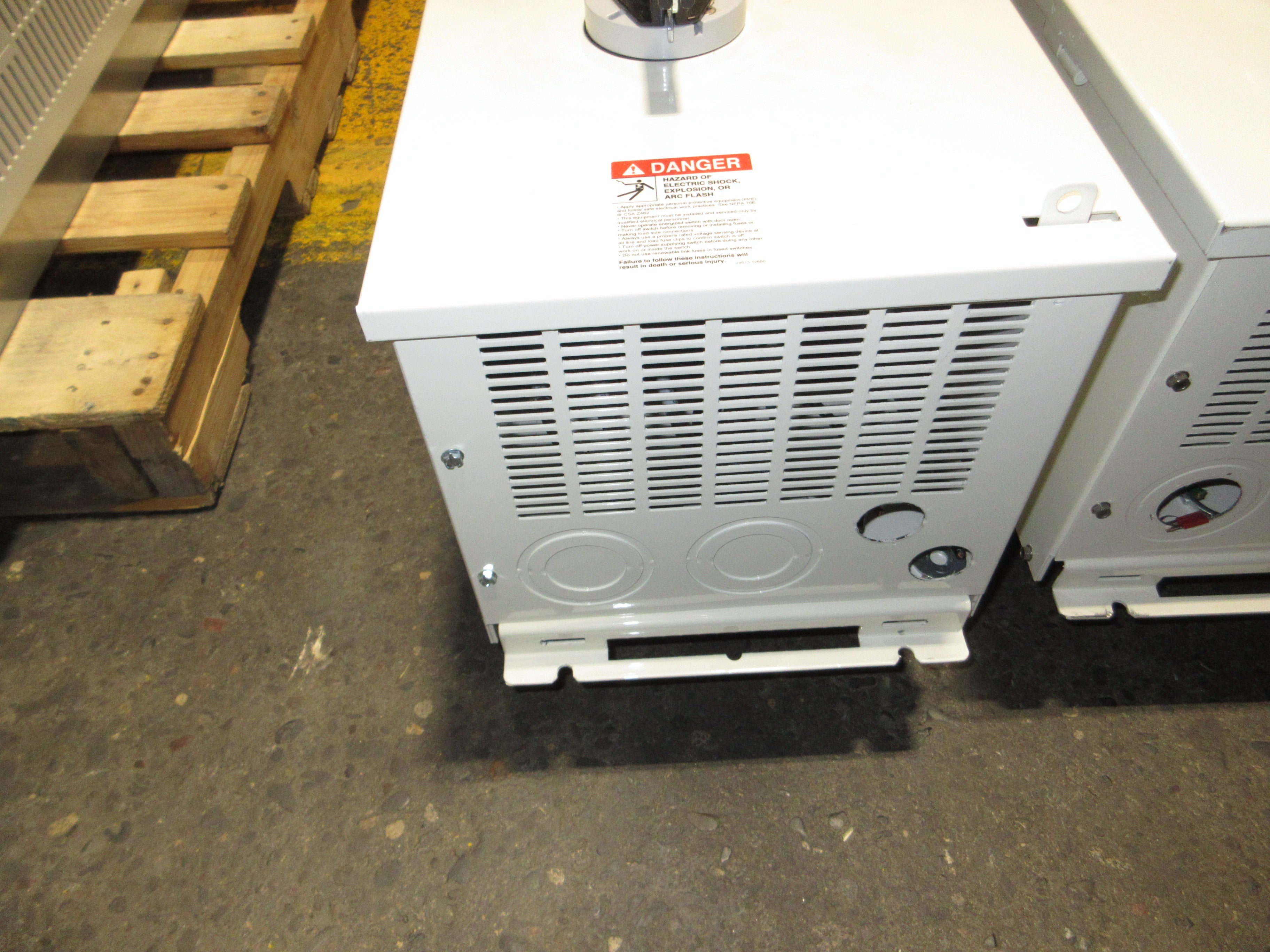 Square D ATV212 S-Flex AC Drive w/ Bypass ATV212HD22N4 Type: SFD212MG4Y Used