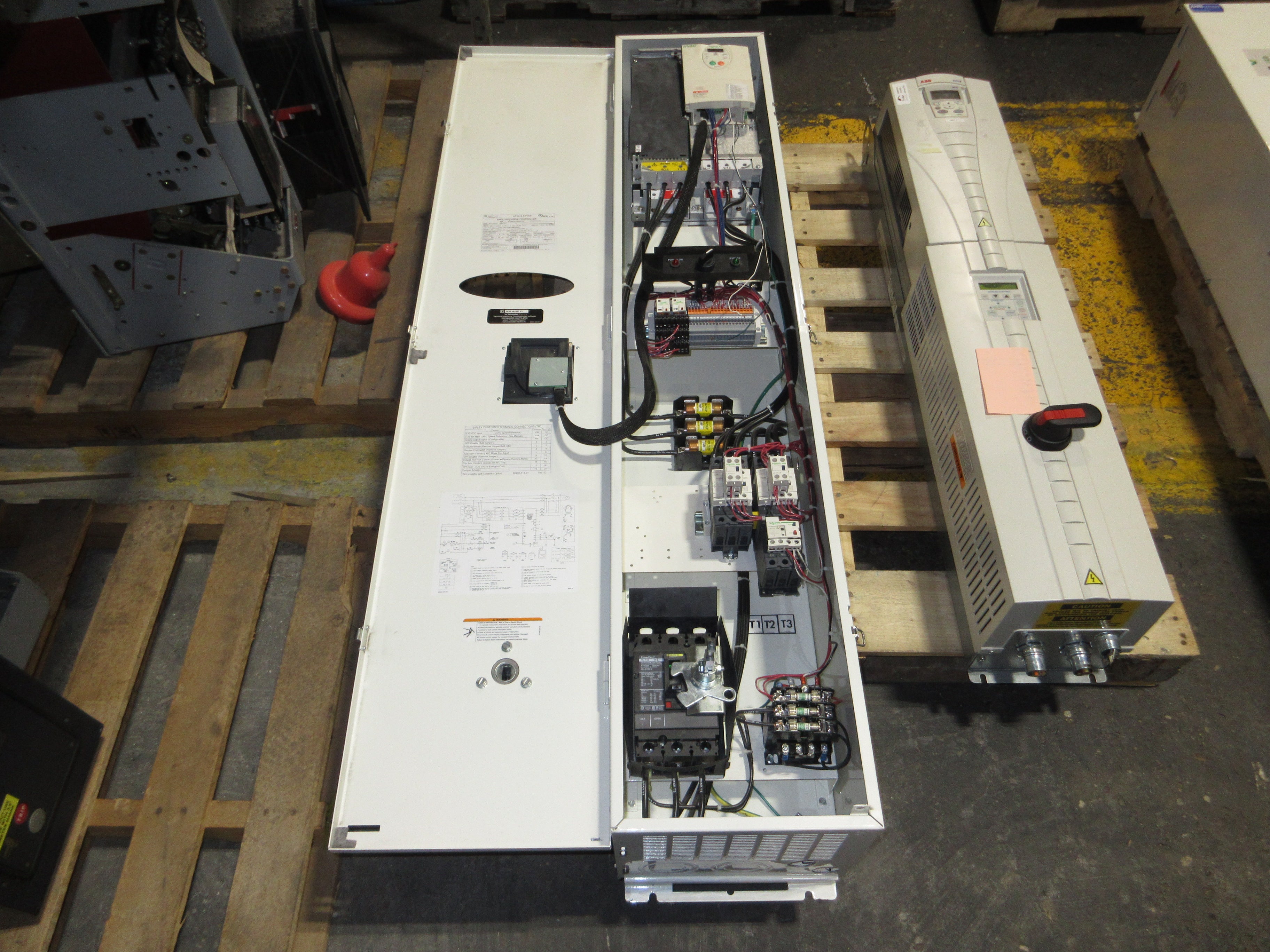 Square D ATV212 S-Flex AC Drive w/ Bypass ATV212HD22N4 Type: SFD212MG4Y Mod: D07