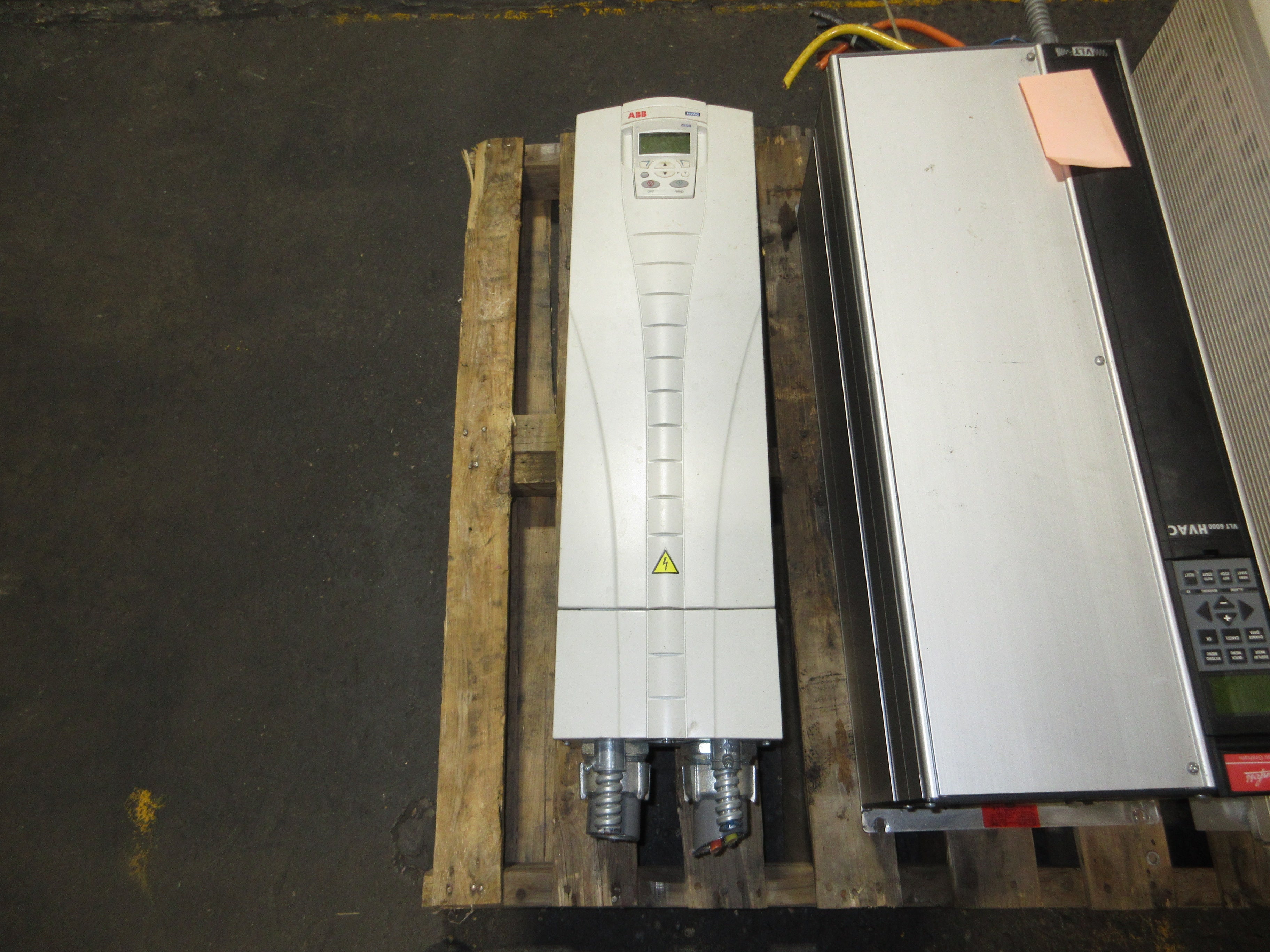 ABB ACH550 AC Drive ACH550-UH-097A-4 75HP 3Ph w/ Keypad Used