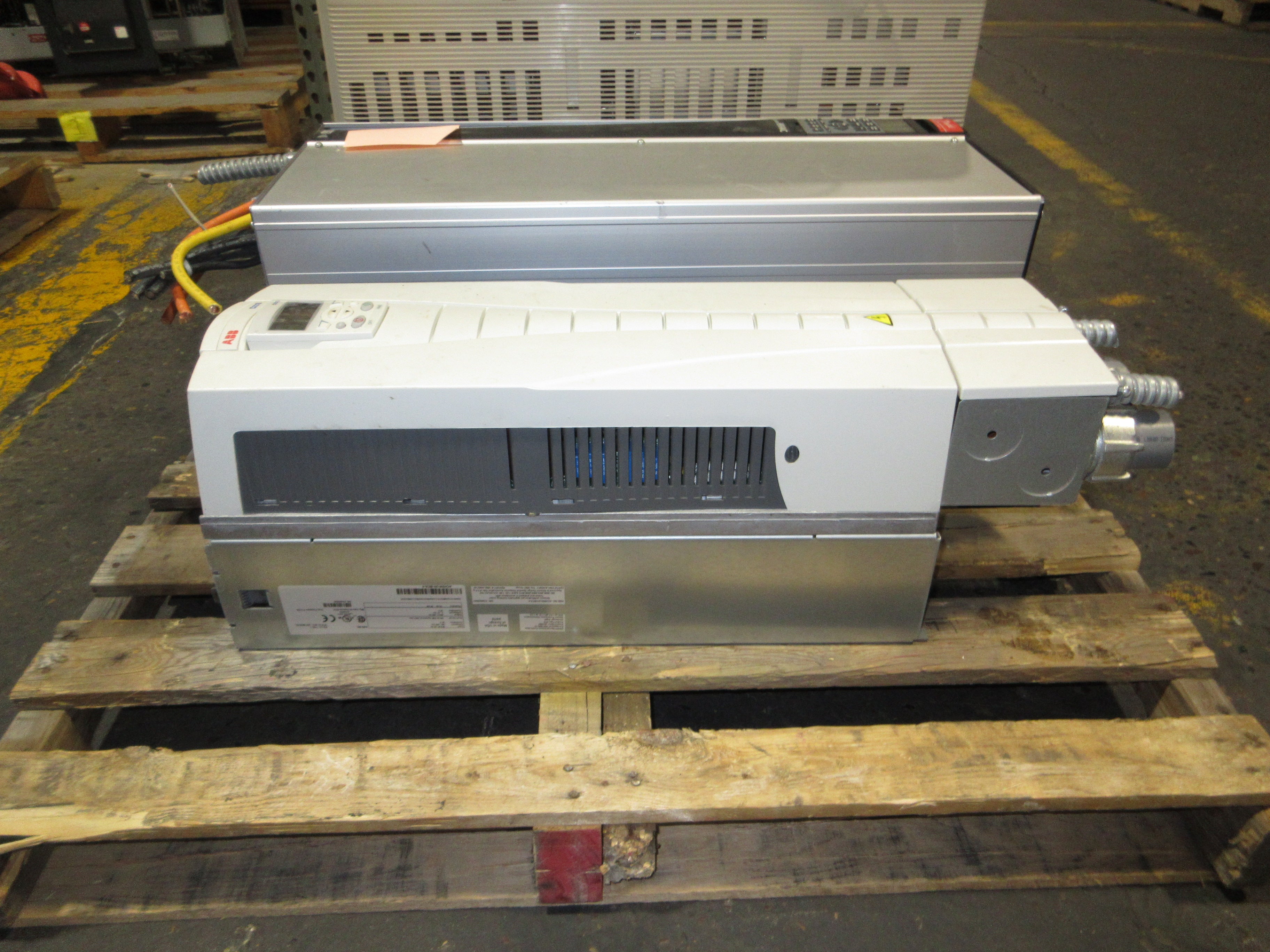 ABB ACH550 AC Drive ACH550-UH-097A-4 75HP 3Ph w/ Keypad Used