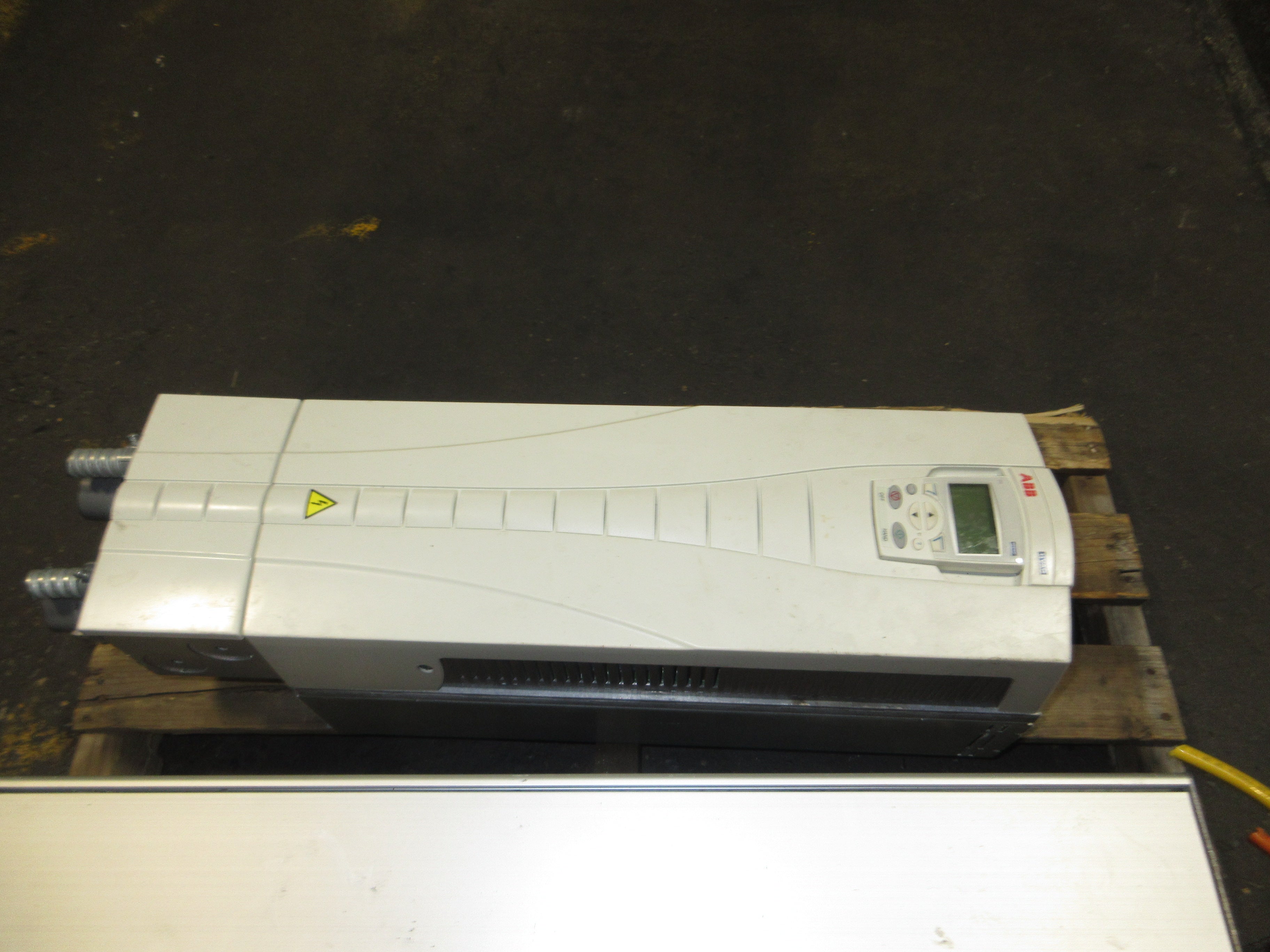 ABB ACH550 AC Drive ACH550-UH-097A-4 75HP 3Ph w/ Keypad Used