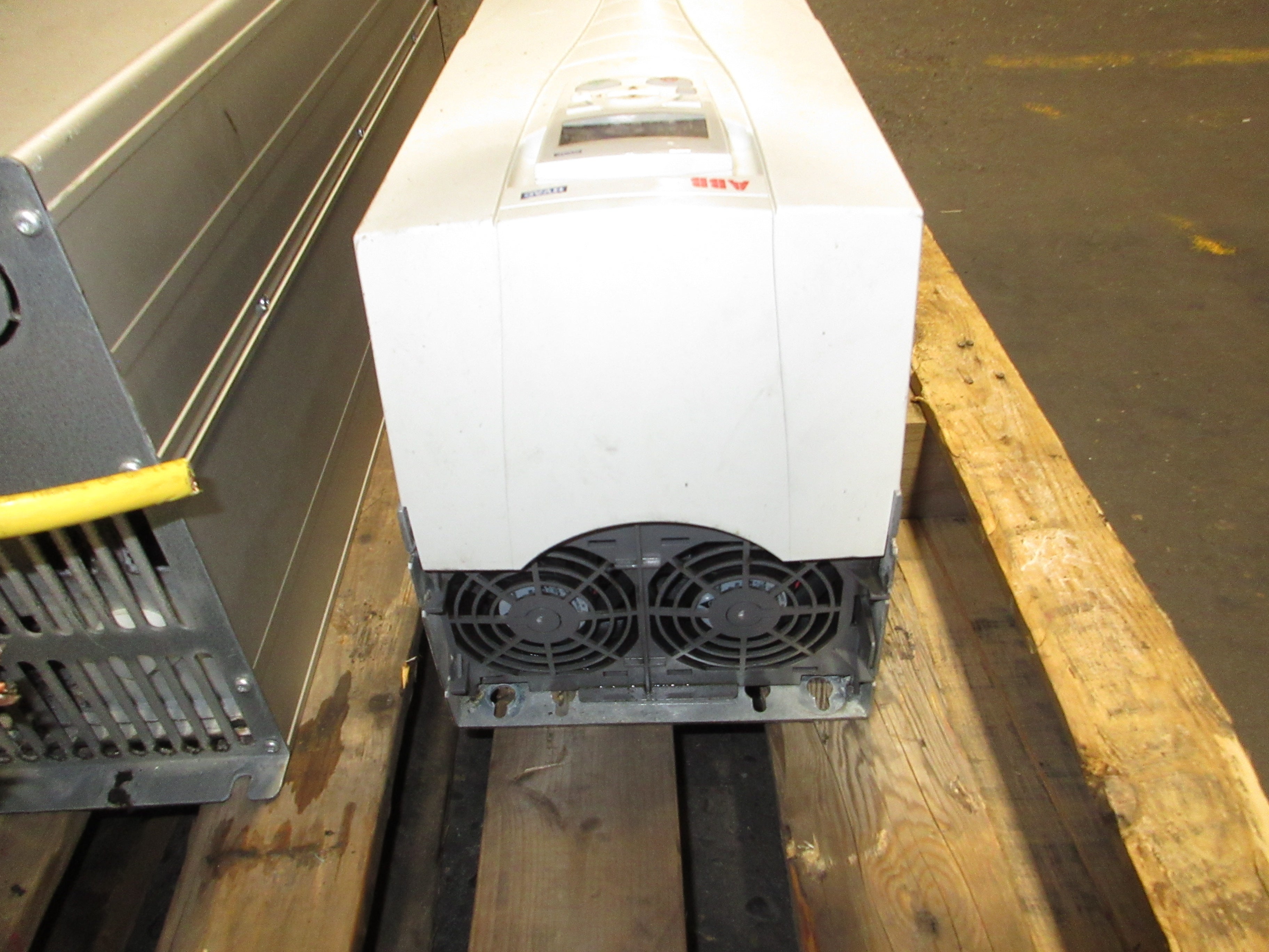 ABB ACH550 AC Drive ACH550-UH-097A-4 75HP 3Ph w/ Keypad Used