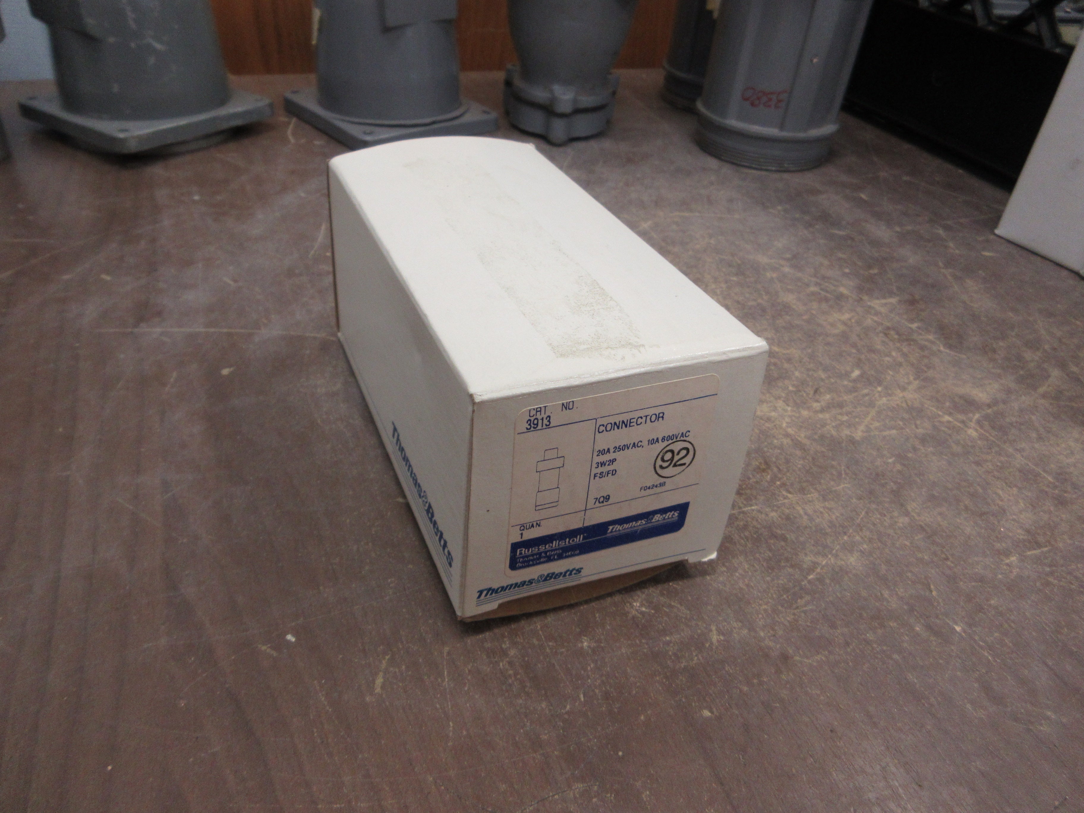 Russellstoll Connector 3913 10A@600V 20A@250V 3W New Surplus