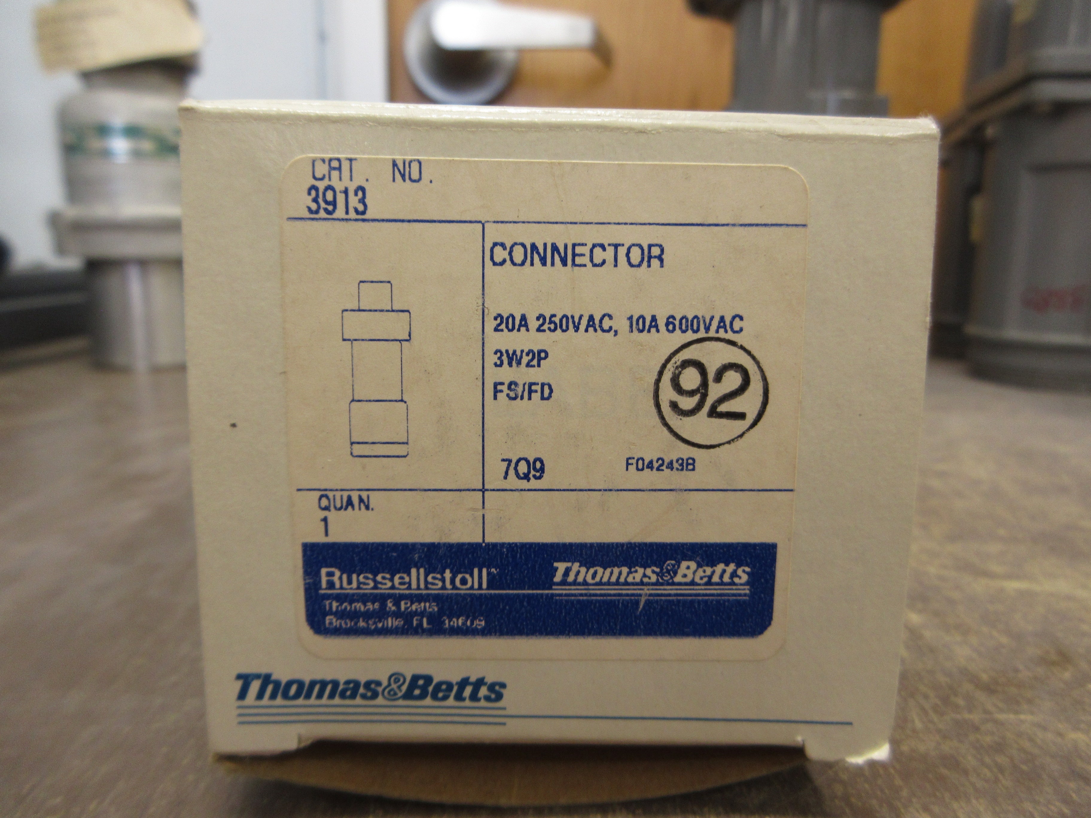 Russellstoll Connector 3913 10A@600V 20A@250V 3W New Surplus