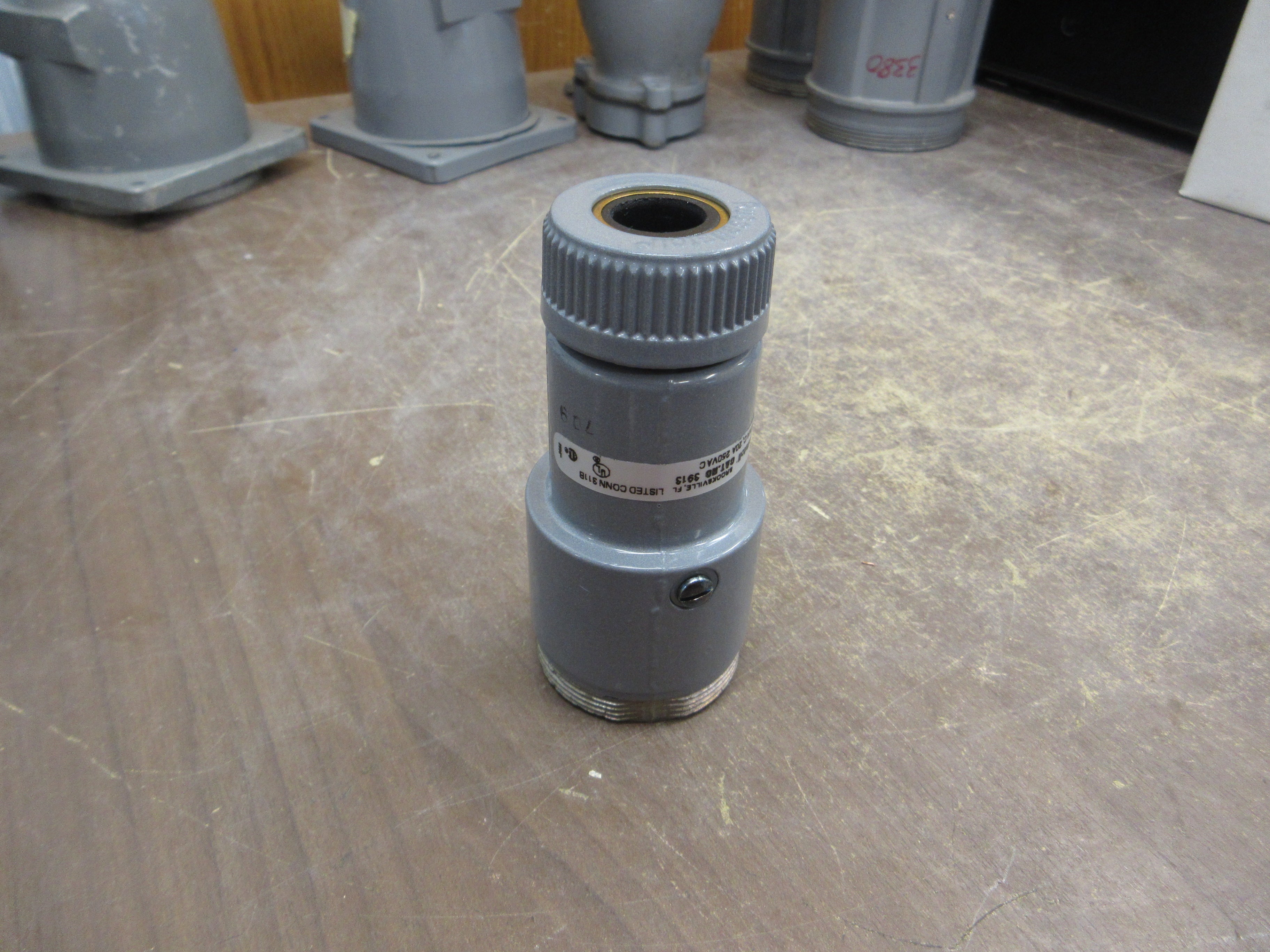 Russellstoll Connector 3913 10A@600V 20A@250V 3W New Surplus