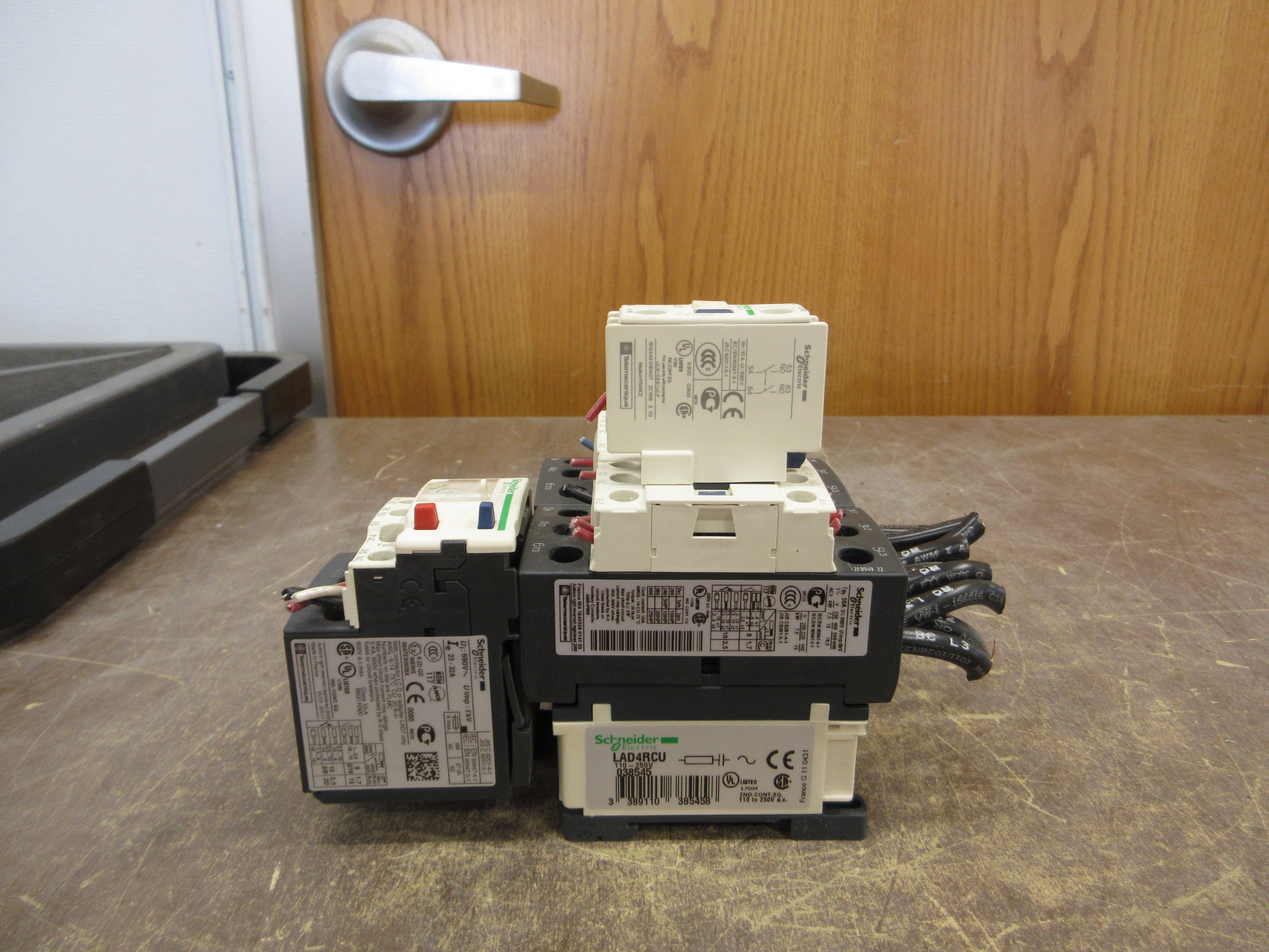 Schneider Electric Reversing Starter LC1D32 / LRD 32 120V Coil Trip: 23-32A Used