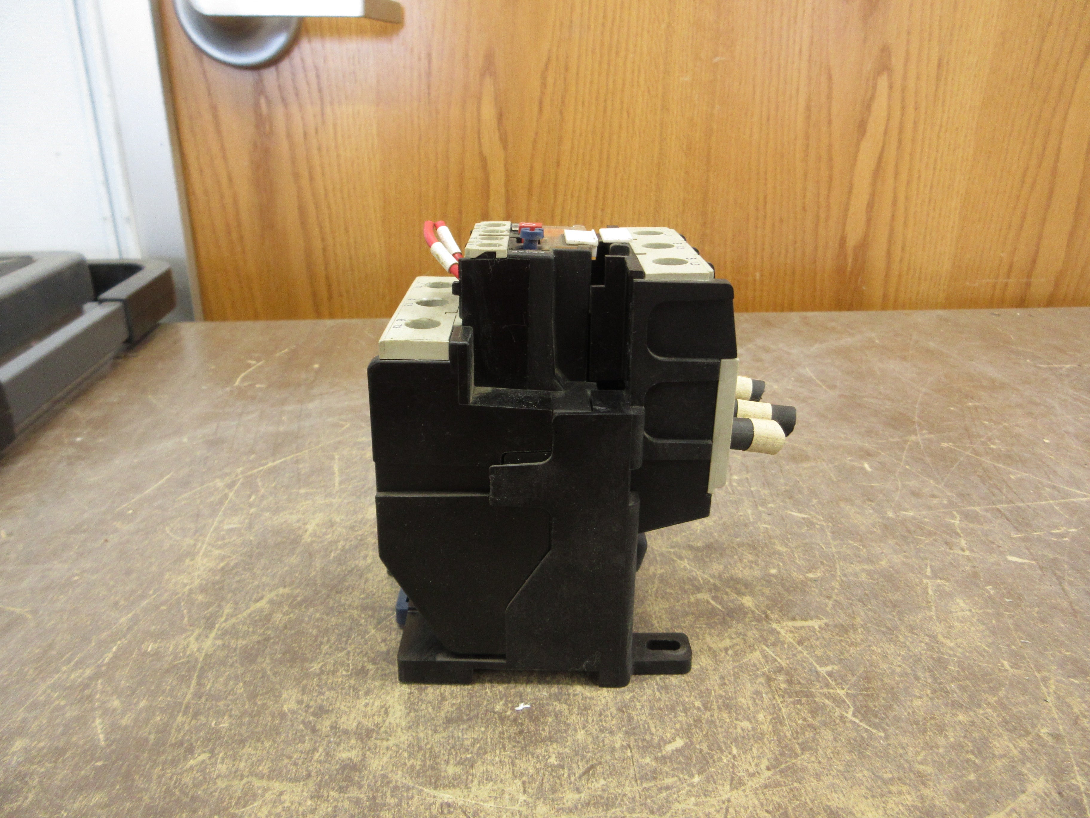 Telemecanique Solid State Overload LR2 D35 Trip: 63-80A w/ DIN-Rail Adapter Used