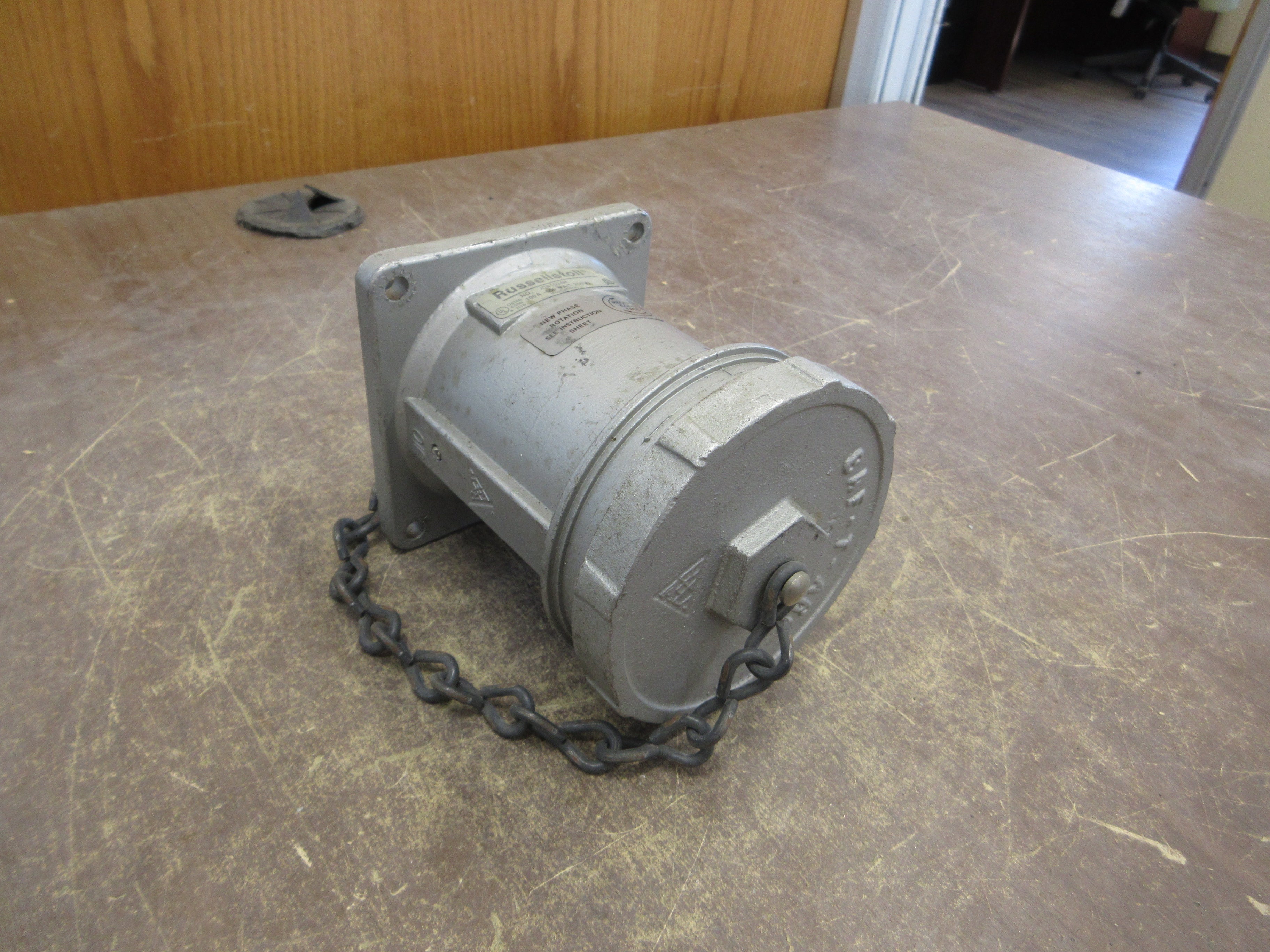 Russellstoll Receptacle JCS1034H 100A 600V 3P 4W w/ Cover Used