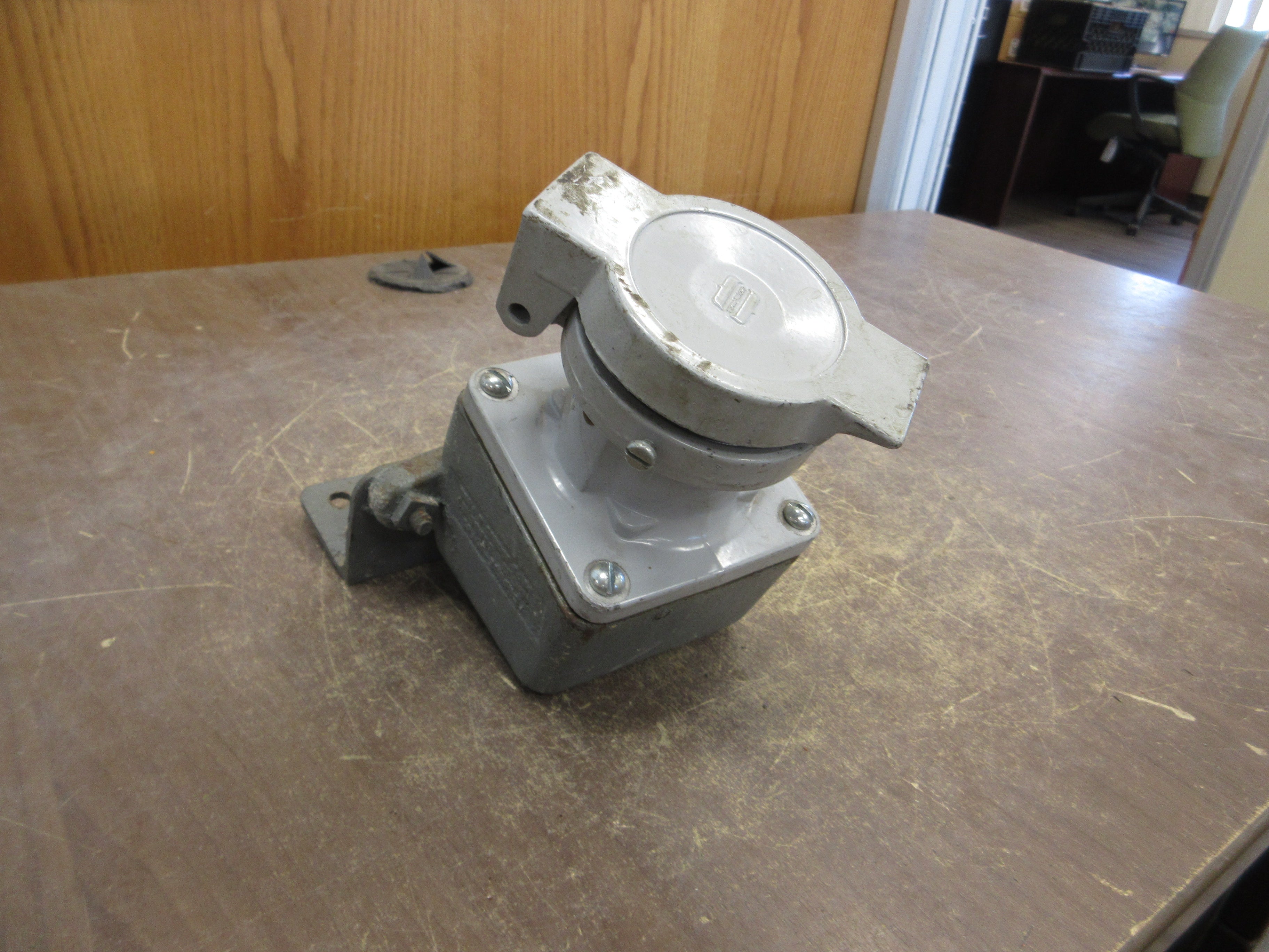 Crouse-Hinds Receptacle AR331 30A 600V 3W 3P *Missing Cover Hinge* Used