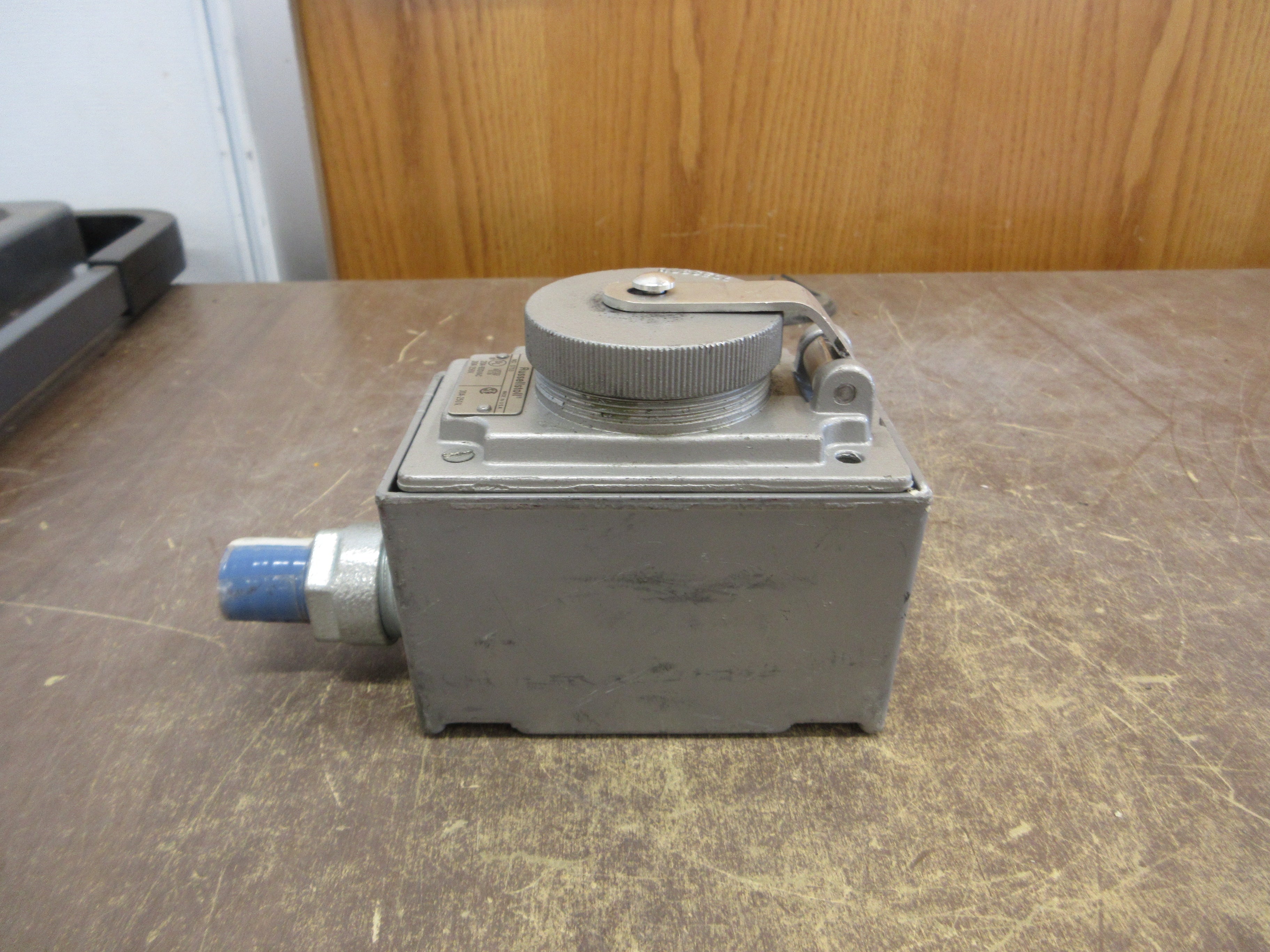 Russellstoll Receptacle 3753 30A/20A 250V/600V *Missing (2) Cover Screws* Used