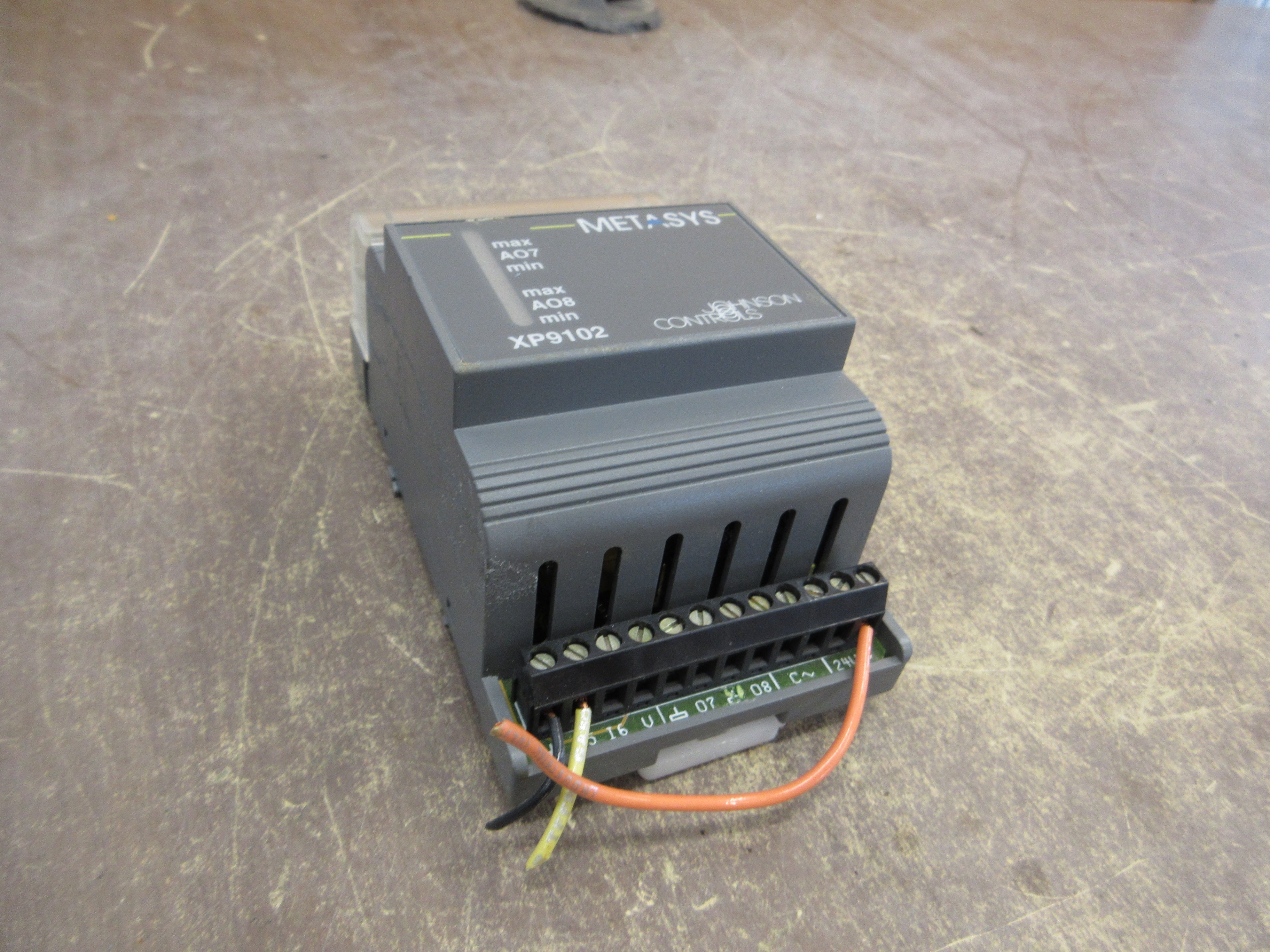 Johnson Controls Metasys Expansion Module XP-9102-8204 (1) Terminal Cover Used