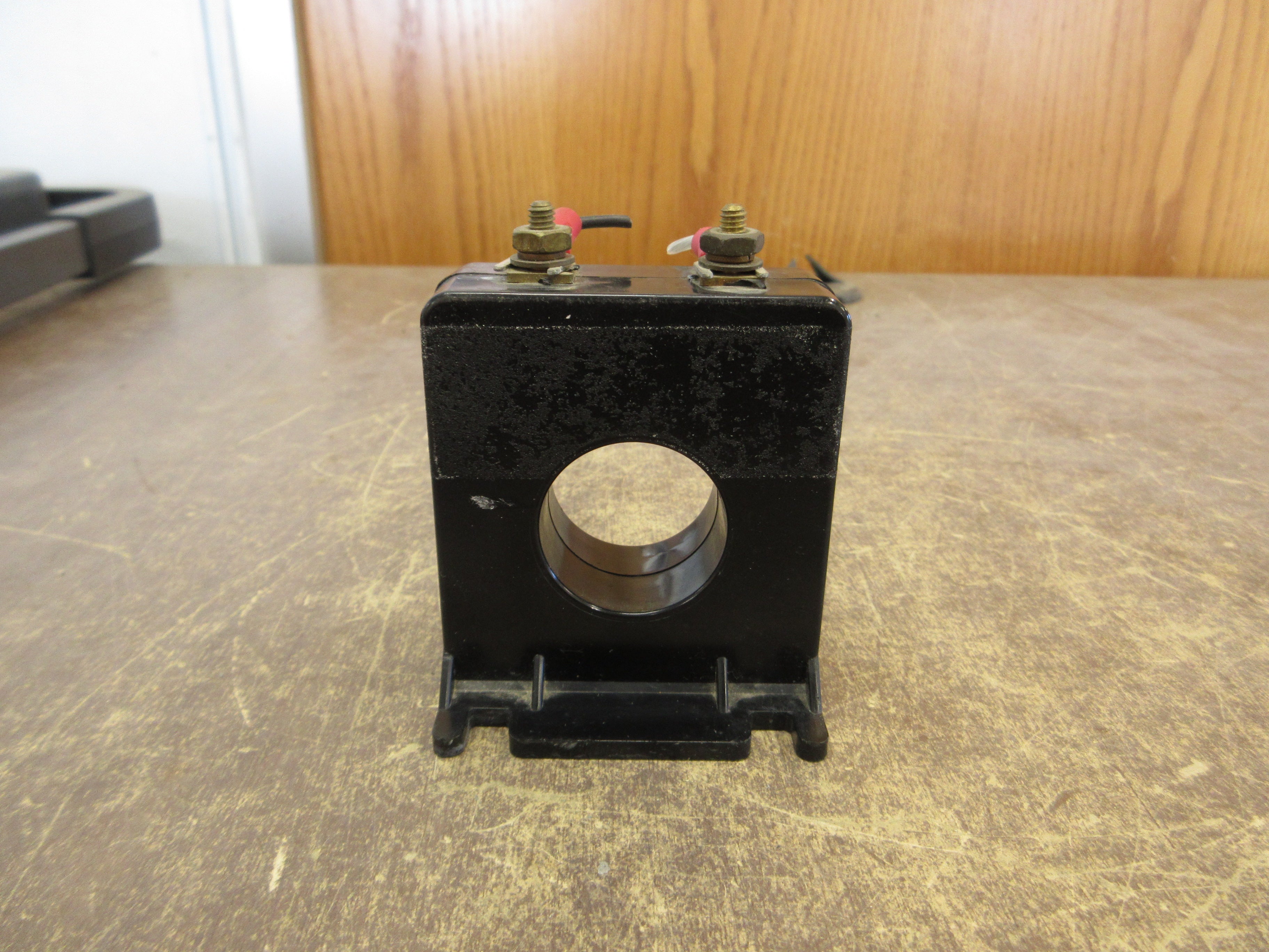 Instrument Transformer 2 SFT-201-0.2 Ratio 200:0.2A 600V 50-400Hz 10kV BIL Used