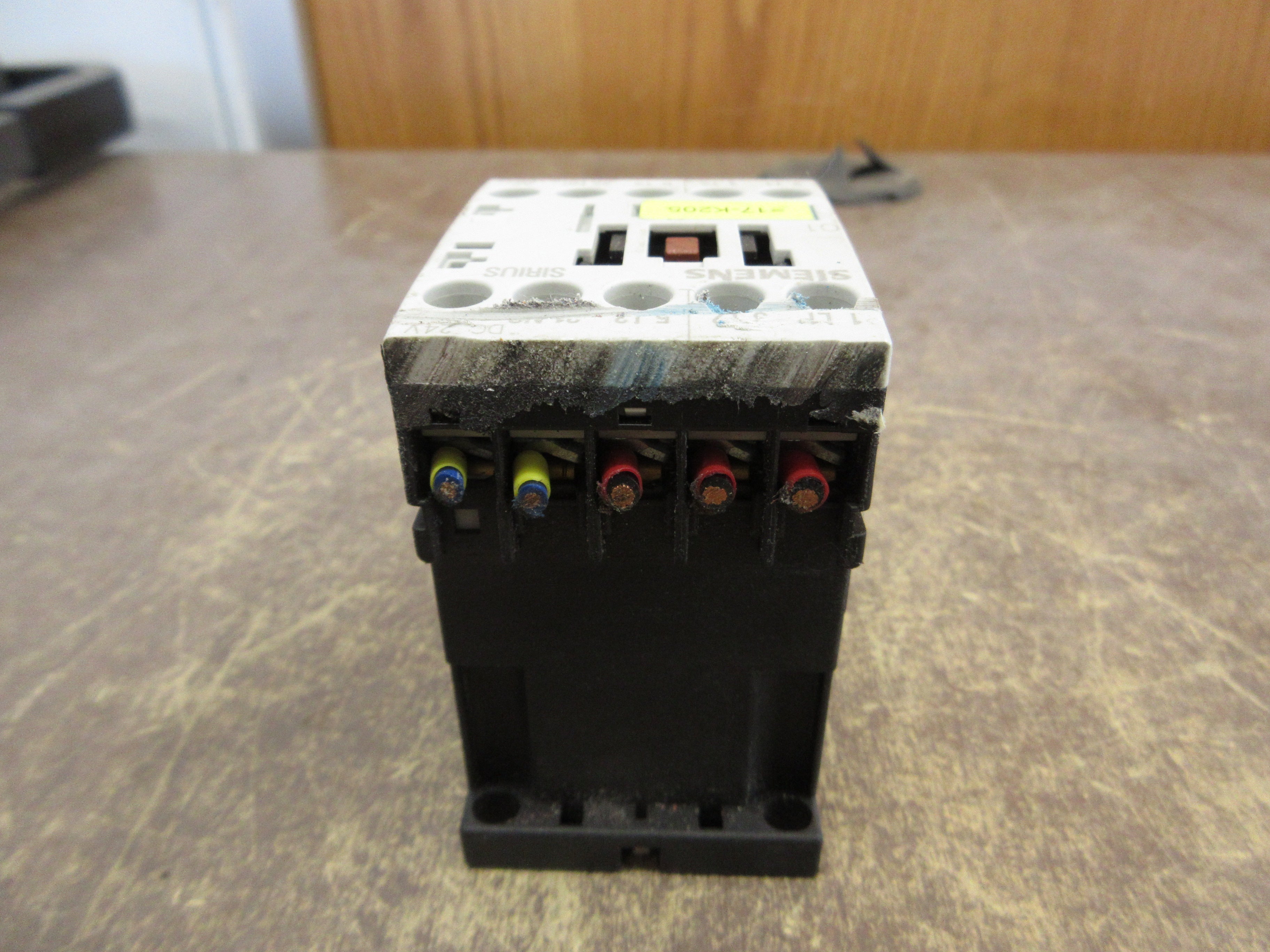 Siemens Sirius Contactor 3RT1016-1BB42 24VDC Coil 20A 600V *Scraped Front* Used
