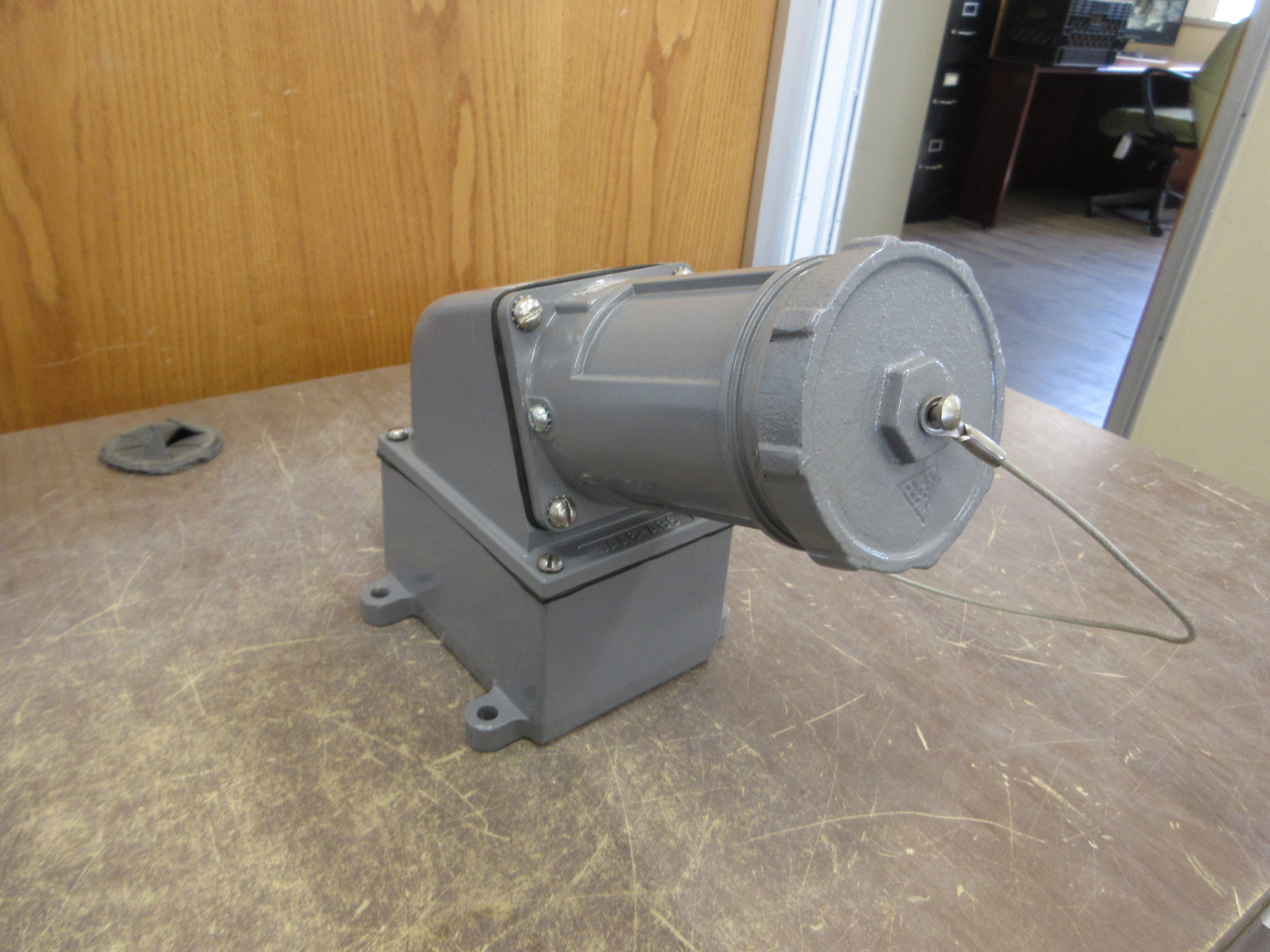 Thomas & Betts Russellstoll Receptacle 7324-78 60A 600V Base Angle Adapter Used