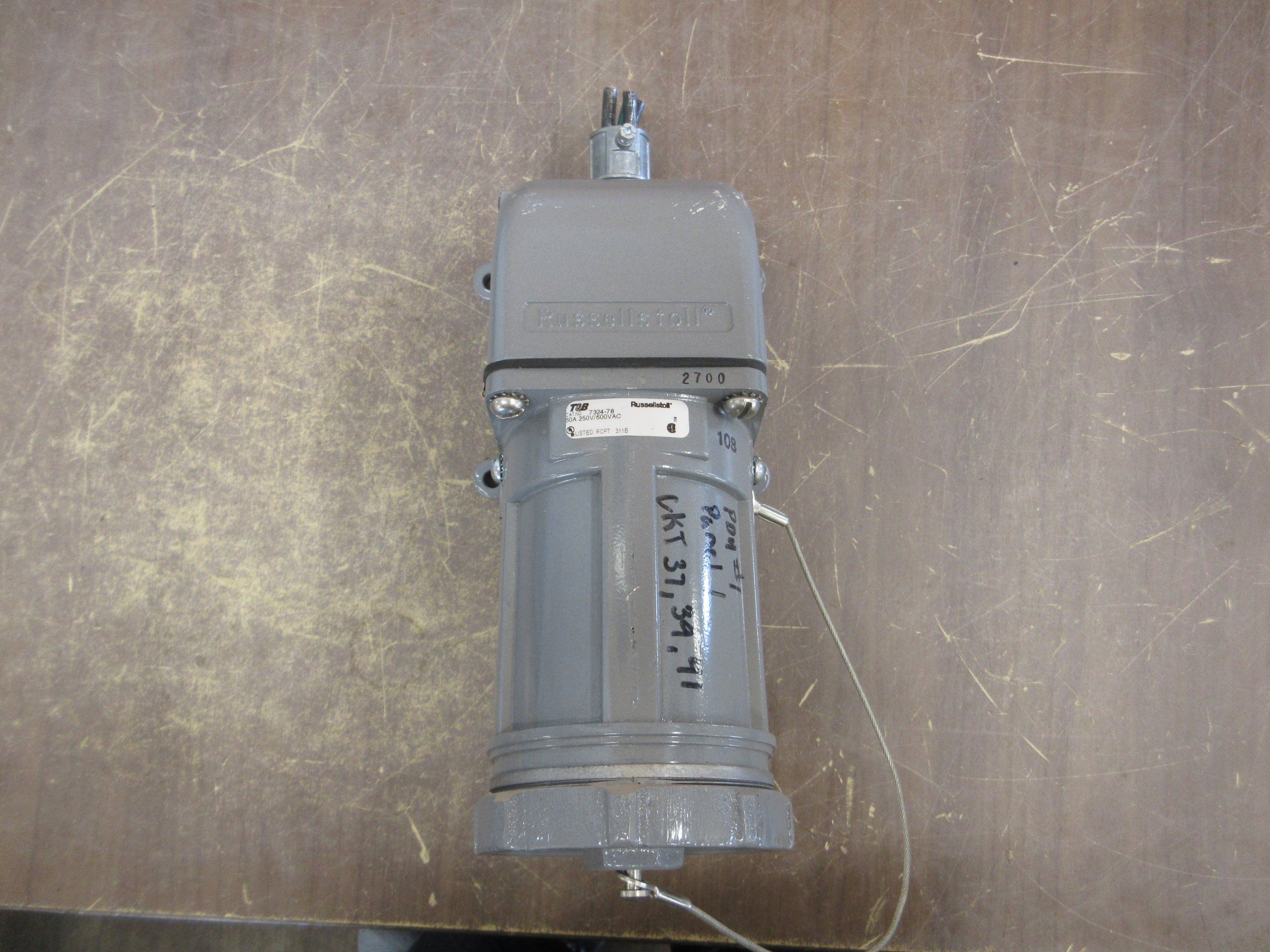 Thomas & Betts Russellstoll Receptacle 7324-78 60A 600V Base Angle Adapter Used