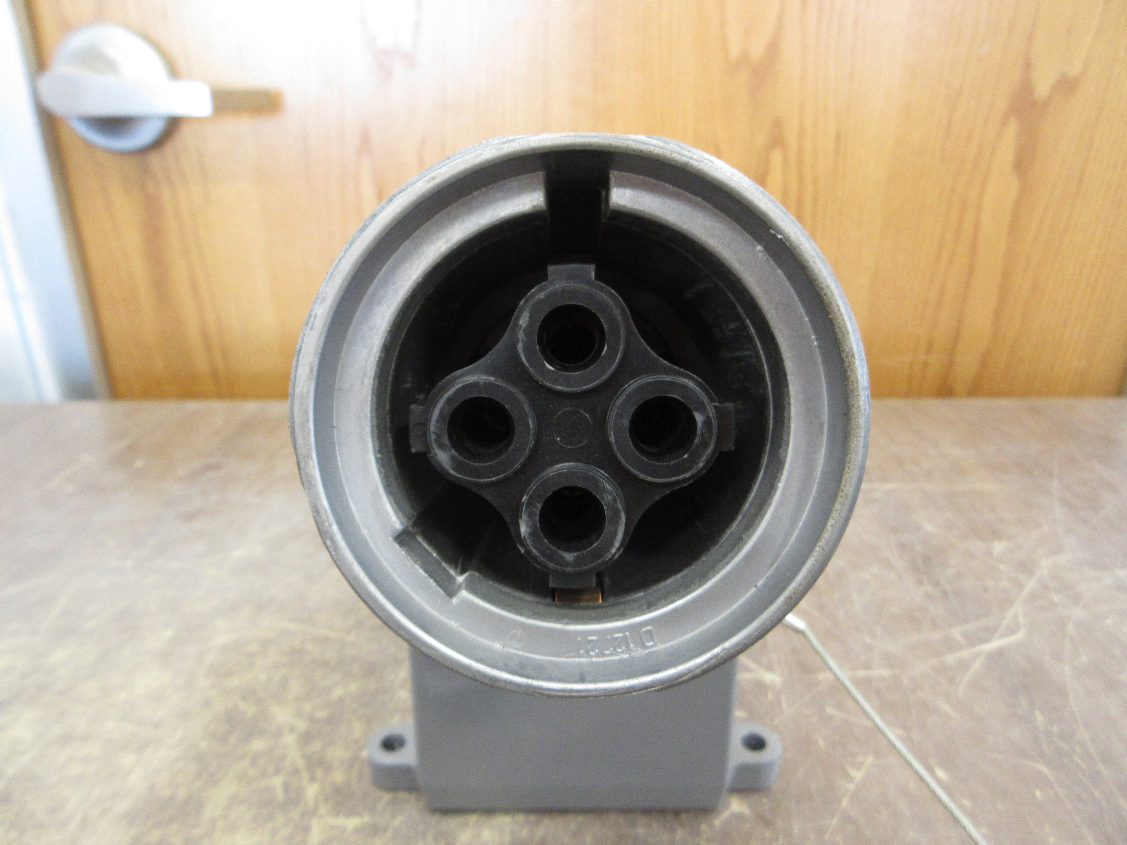 Thomas & Betts Russellstoll Receptacle 7324-78 60A 600V Base Angle Adapter Used