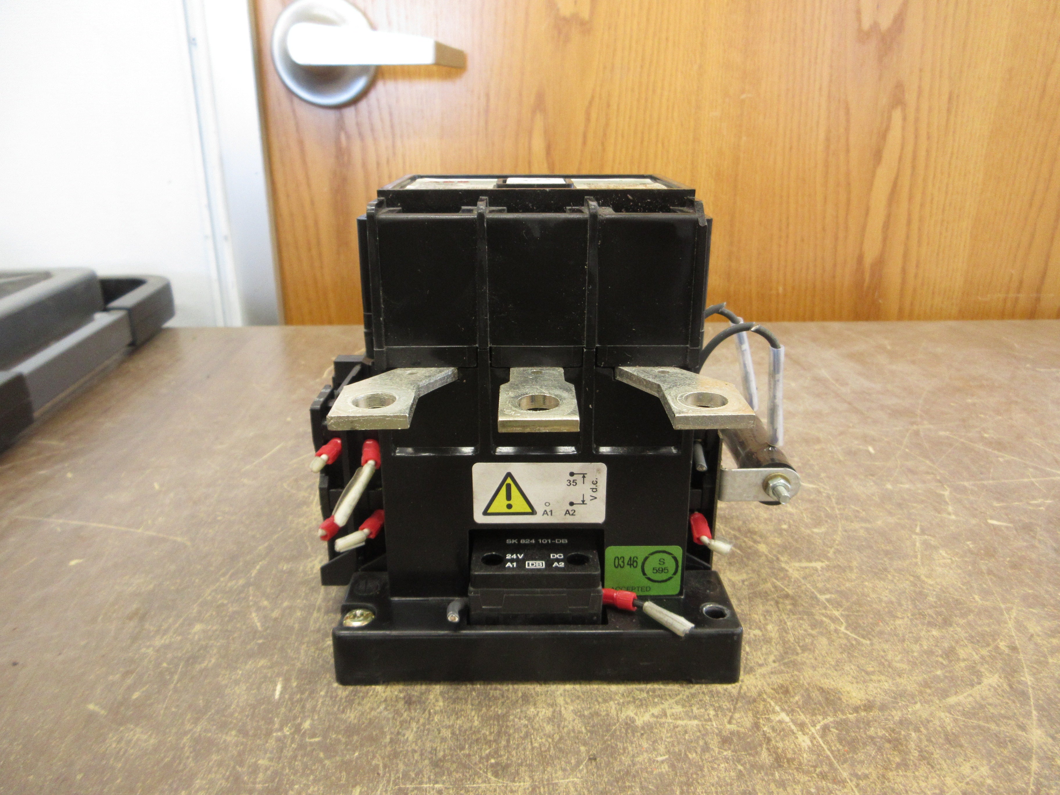 ABB Contactor EH 145 24VDC Coil 200A 600V *Chipped Corner* Used