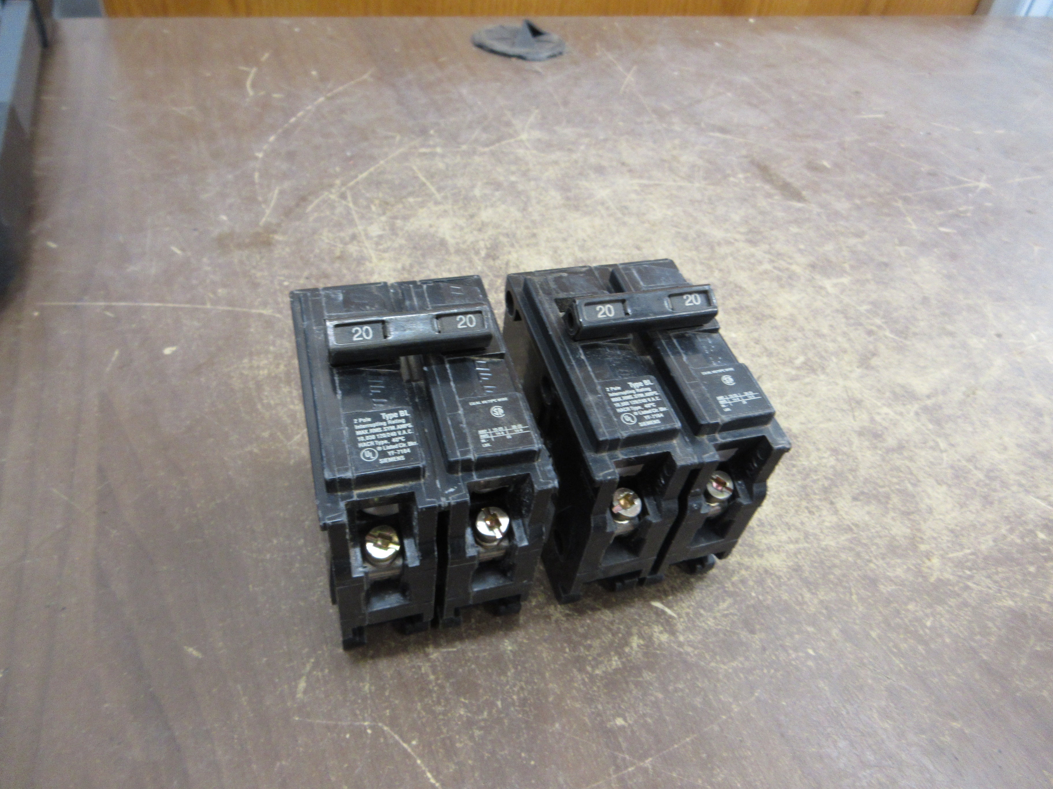 Siemens Type BL Bolt-On Circuit Breaker B220 20A 120/240V 2P *Lot of 2* Used