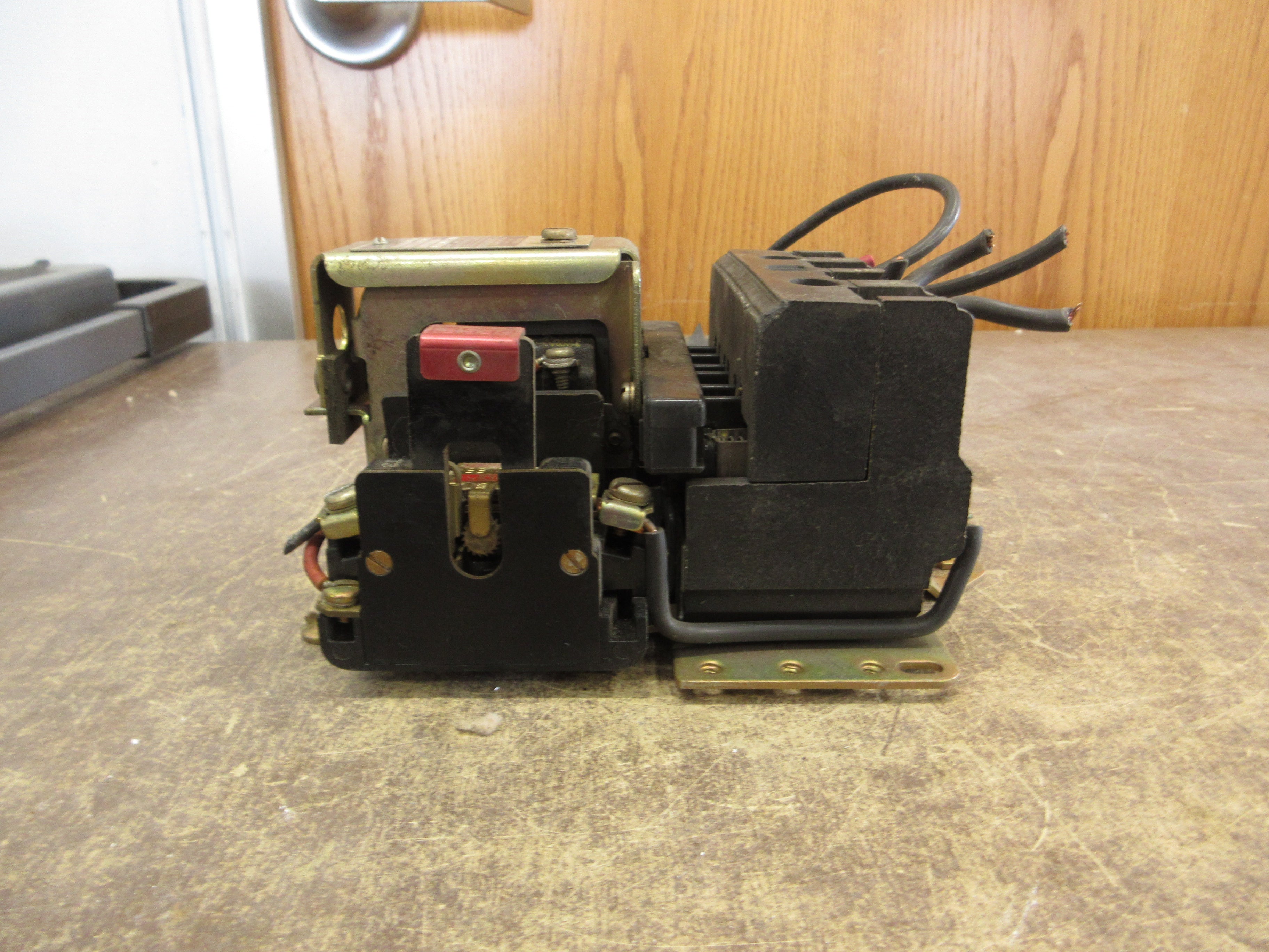 Square D Size 1 Starter 8536 CO-3 S Ser. B 120V Coil 600V Used