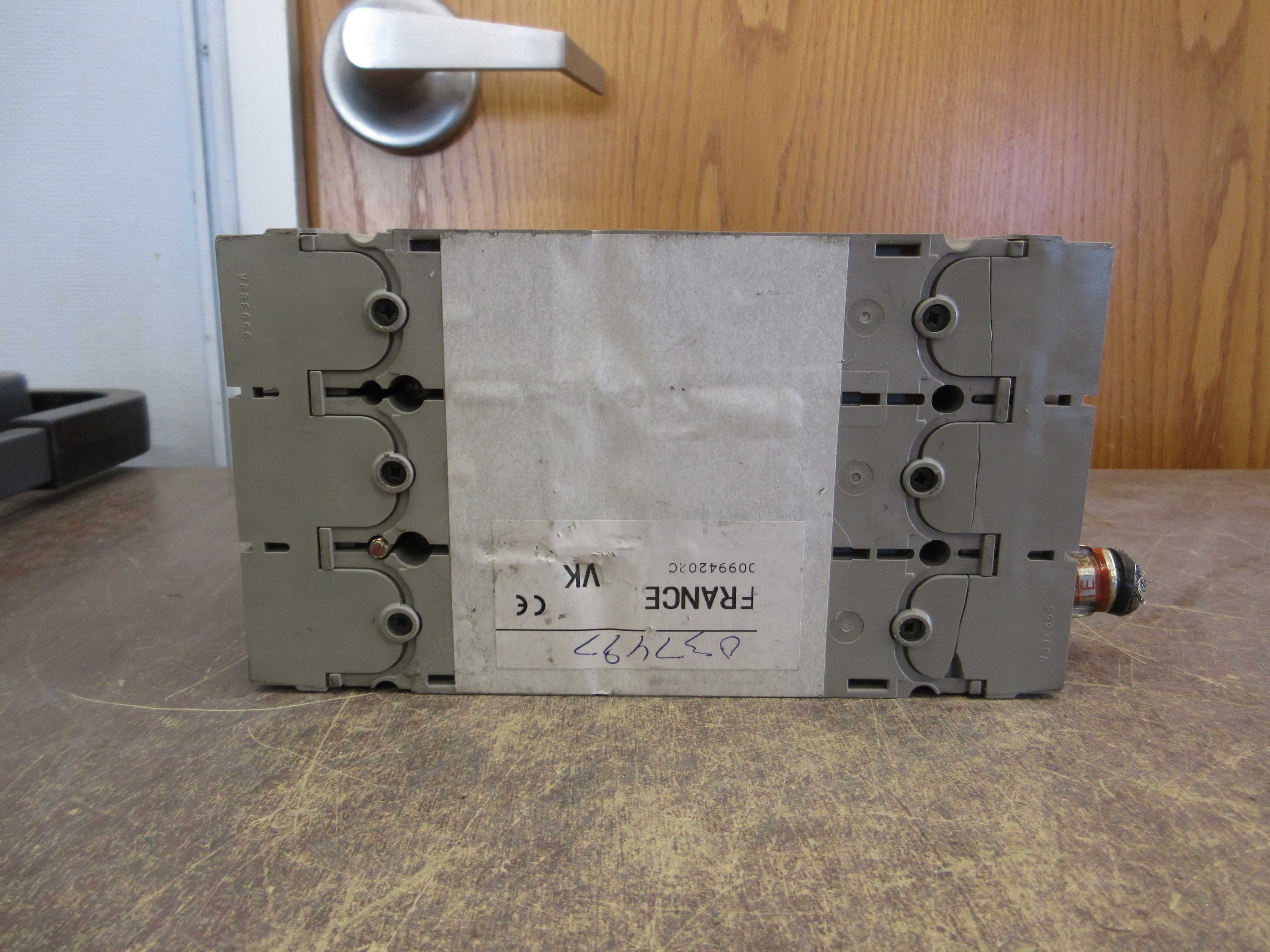 Merlin Gerin Circuit Breaker NSF250 N 200A 600V 3P *Cracked* Used