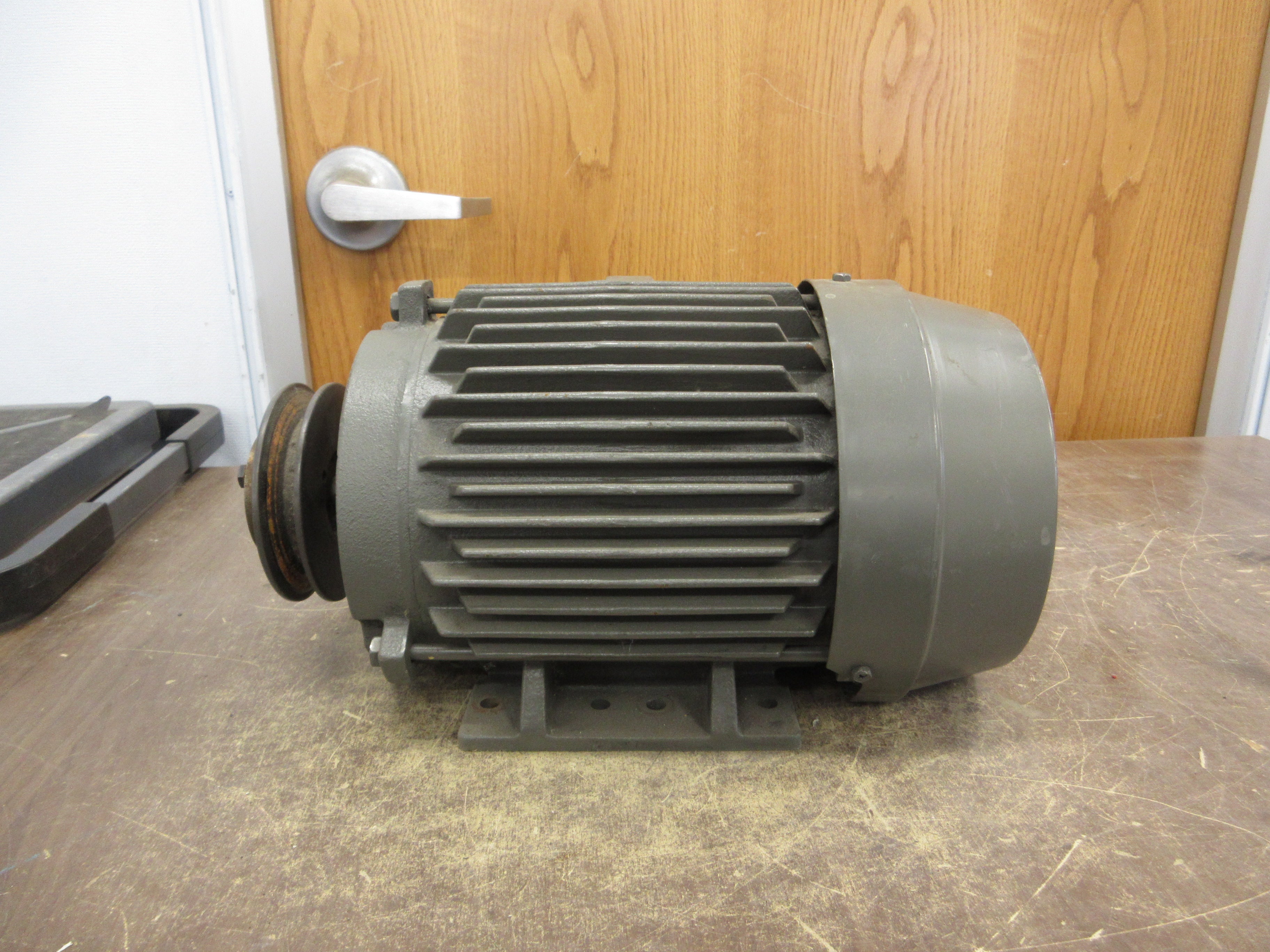 Toshiba Induction Motor B0014FLF2AOZ 1HP 1800RPM 230/460V 60Hz 2.9/1.45A 4P Used