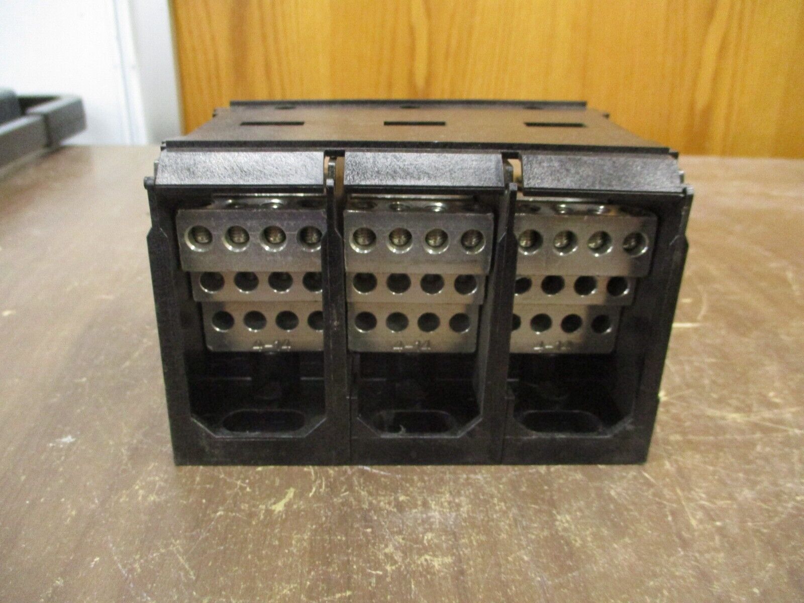 Marathon Power Distribution Block 1333595 CH 420A 600V 3P Load: 4-8, 4-14 Used