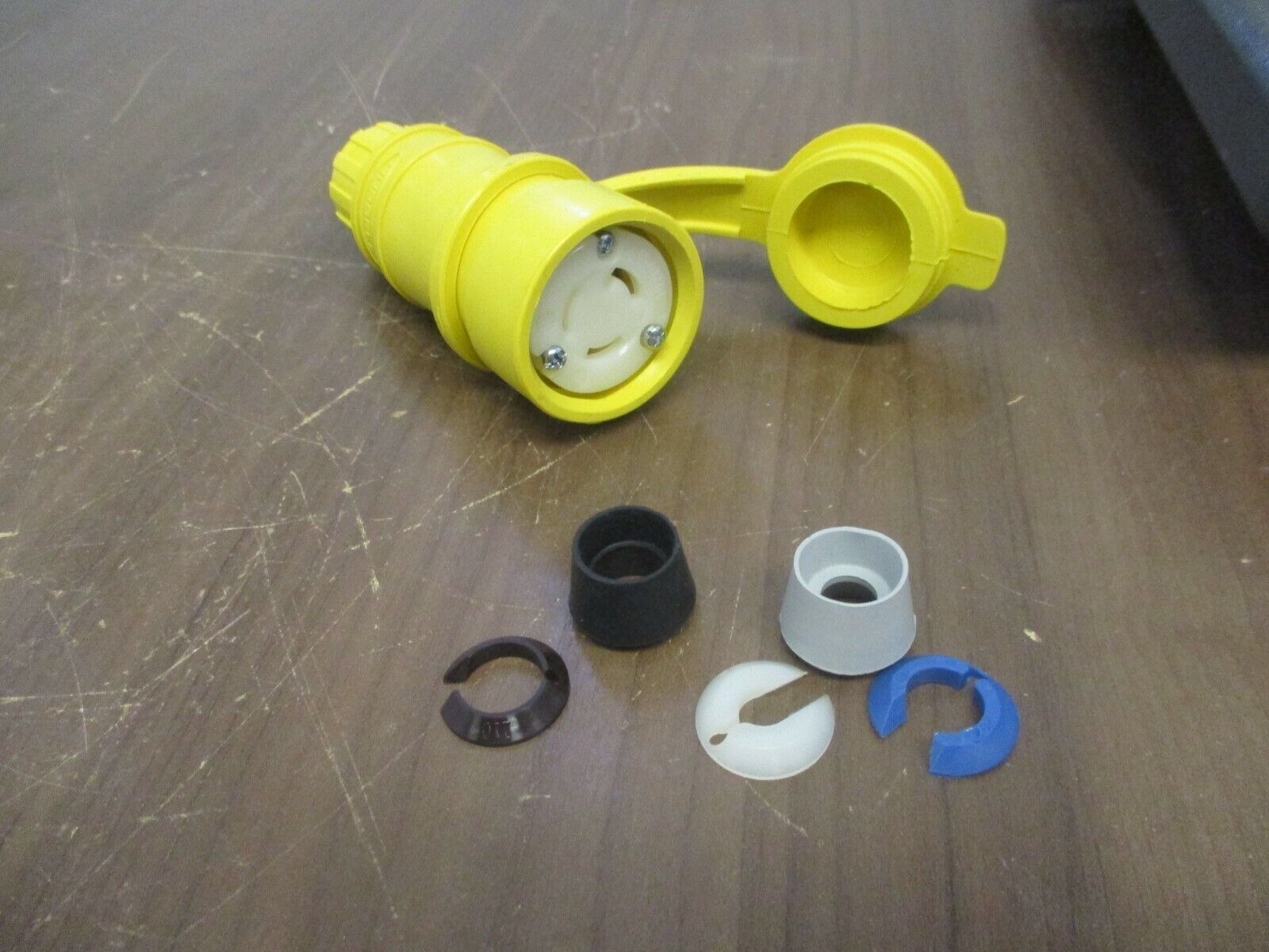 Hubbell Watertight Connector HBL25W47 15A 125V NEMA L5-15R New Surplus