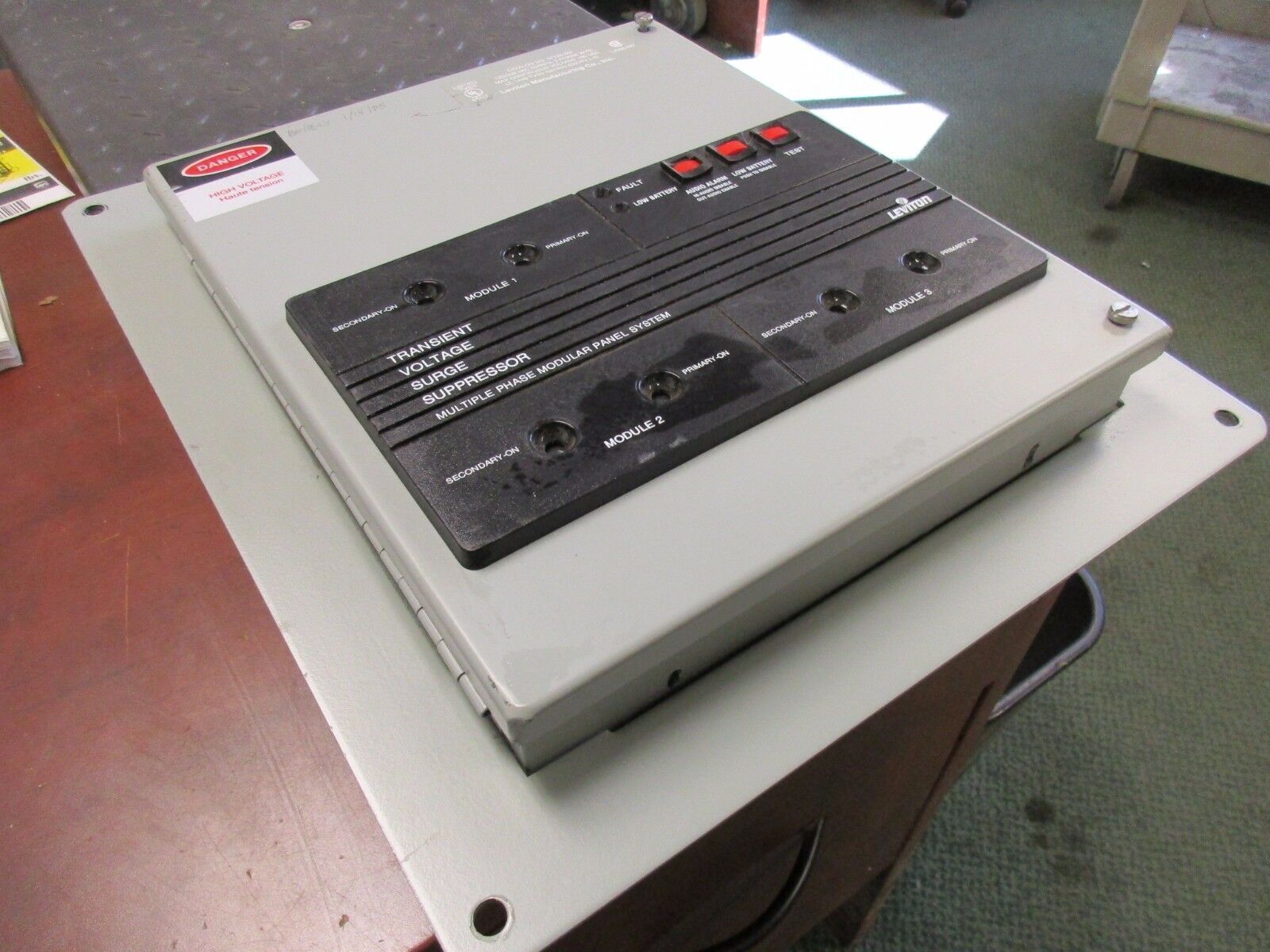 Leviton Surge Suppressor 57120-M3 120/208V 50/60Hz 3Ph Rating: 500VPk L-N Used