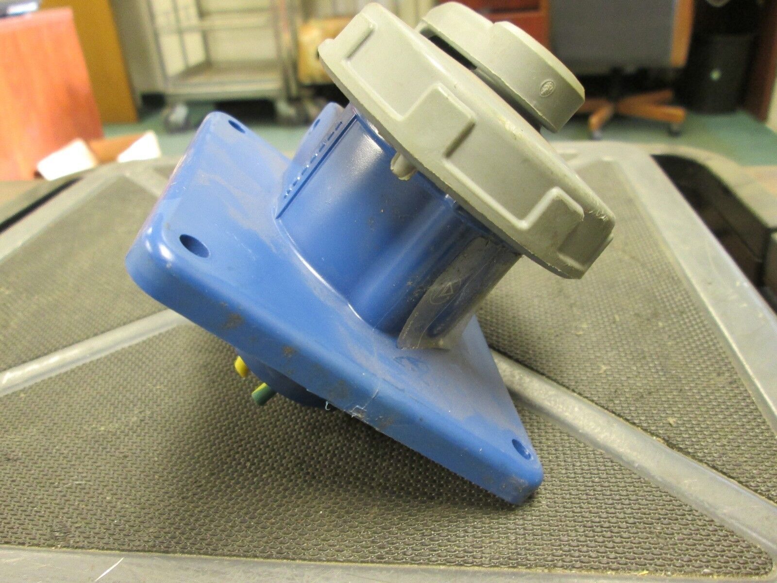 Hubbell Receptacle 316R6W 16A 240VAC 2P 3W Watertight Used