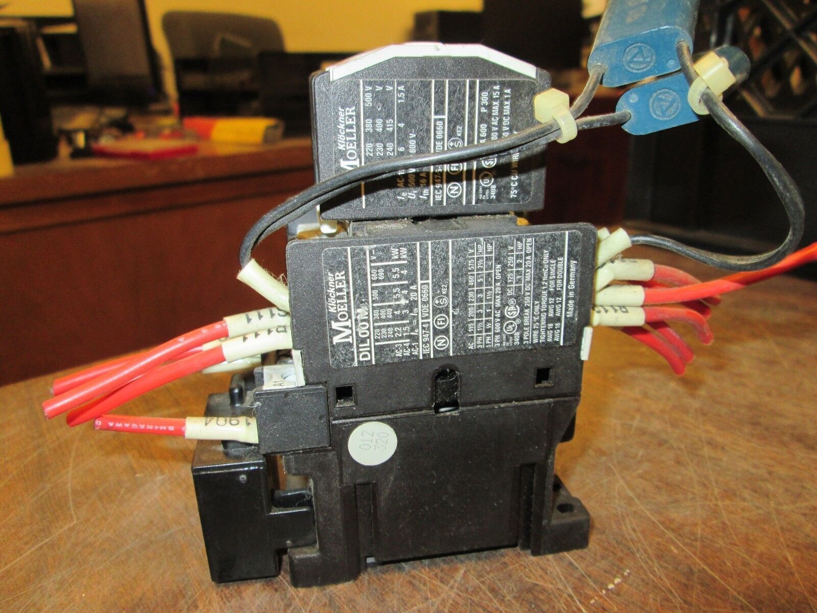 Klockner Moeller Contactor w Aux Contact Block DIL00M 11 DIL M 100/110Vcoil Used