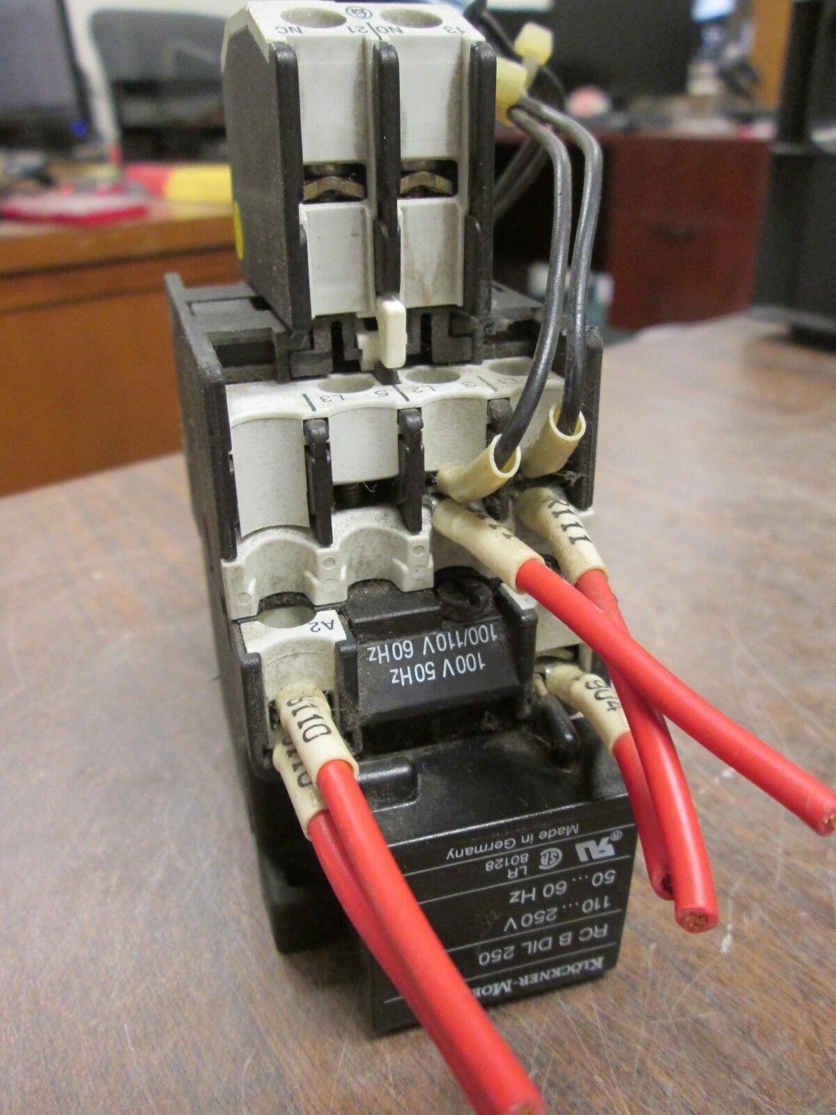 Klockner Moeller Contactor w Aux Contact Block DIL00M 11 DIL M 100/110Vcoil Used