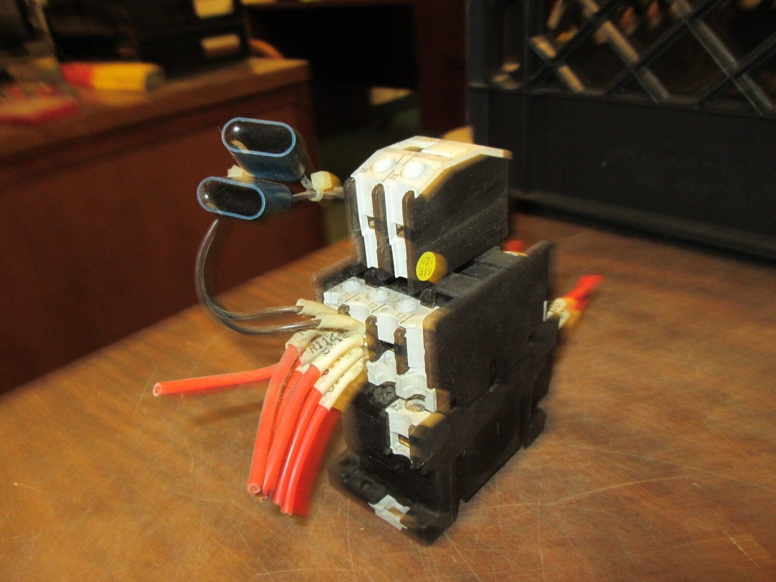 Klockner Moeller Contactor w Aux Contact Block DIL00M 11 DIL M 100/110Vcoil Used