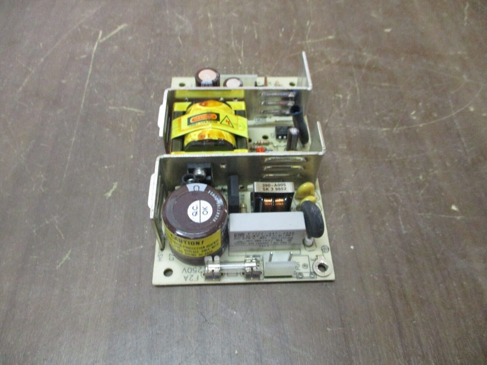 Tri-Mag Power Supply UV 440-5 Input: 115VAC/1A, 230VAC/0.6A Output: 12VDC/3.3A