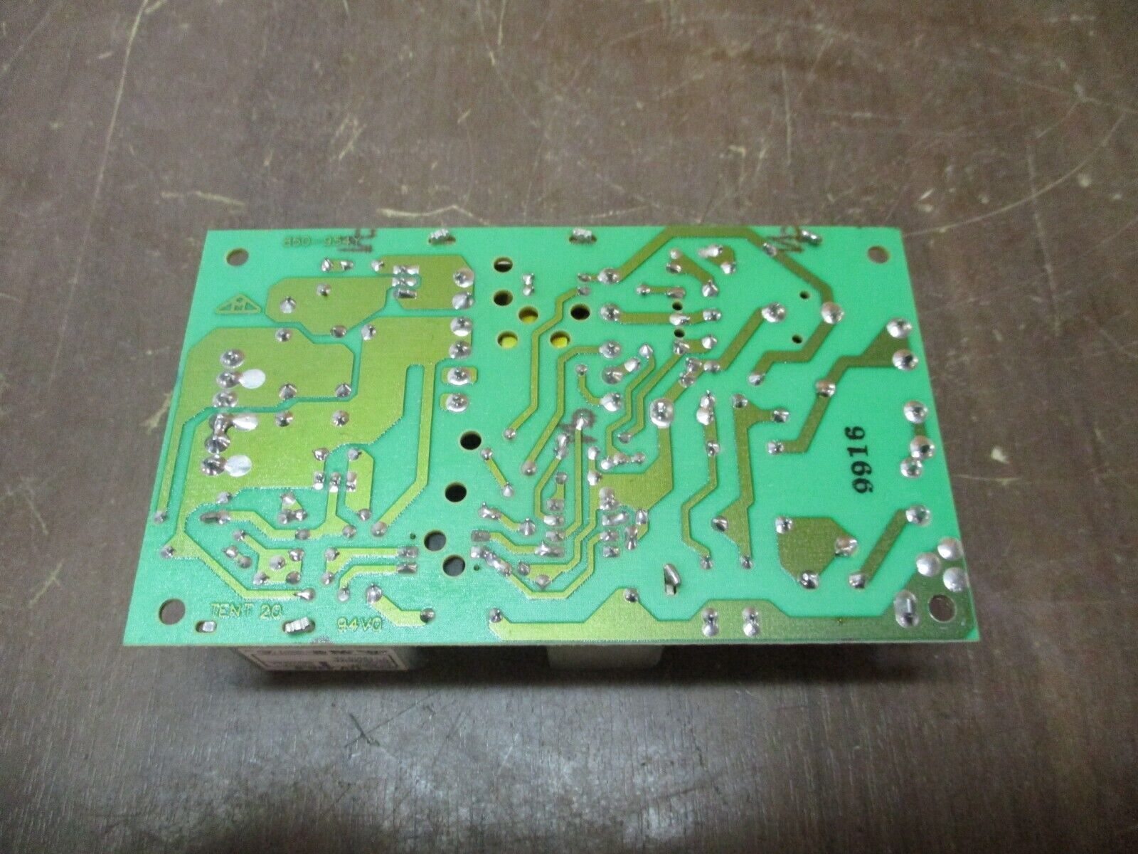 Tri-Mag Power Supply UV 440-5 Input: 115VAC/1A, 230VAC/0.6A Output: 12VDC/3.3A