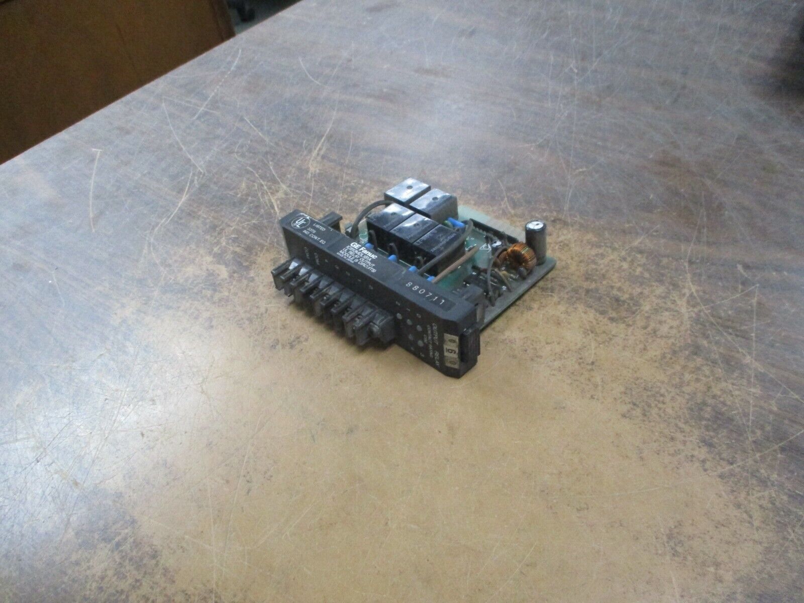 GE Fanuc Relay Output Module IC610MDL181A 5-Circuits *Chipped Insulator* Used