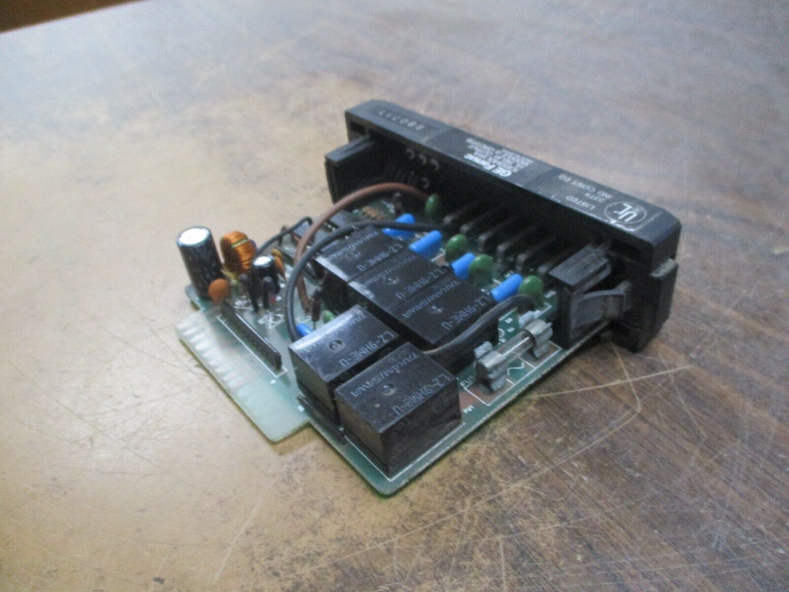 GE Fanuc Relay Output Module IC610MDL181A 5-Circuits *Chipped Insulator* Used