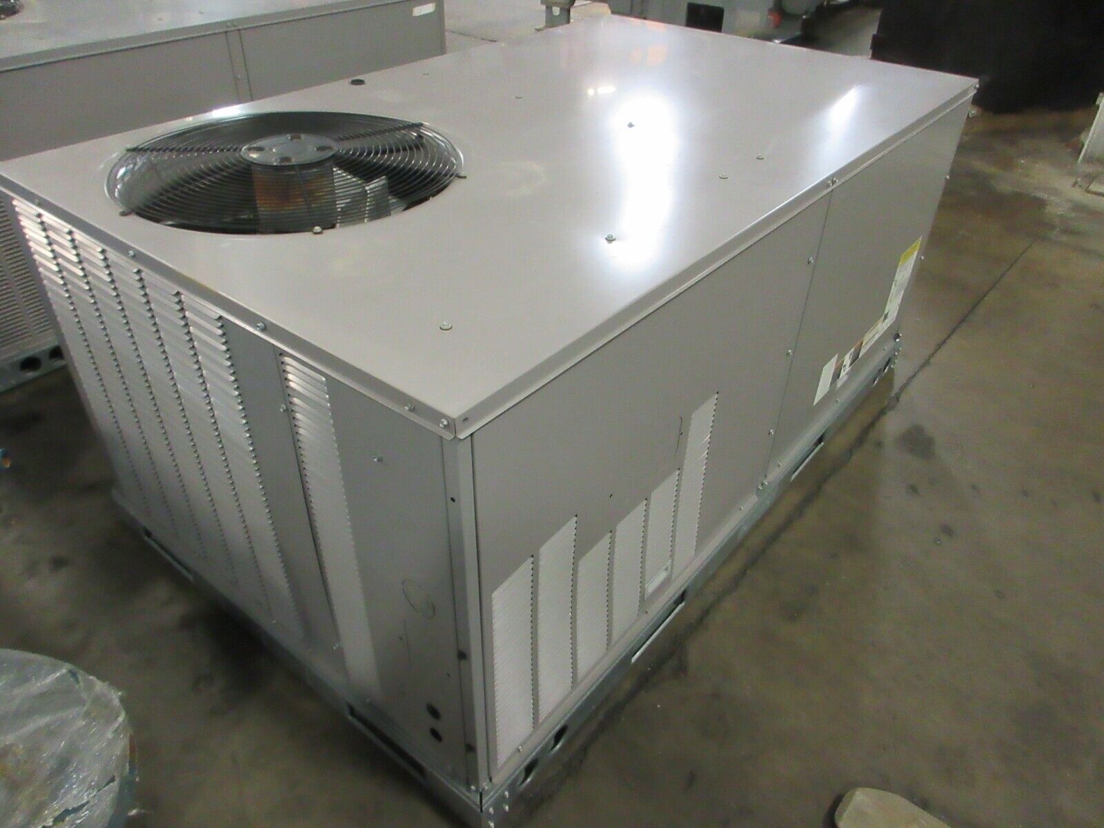 Carrier Rooftop Unit 50KC-A04A2A6A0A0A0 3-Ton 460V 60Hz 3Ph Power Exhaust Used