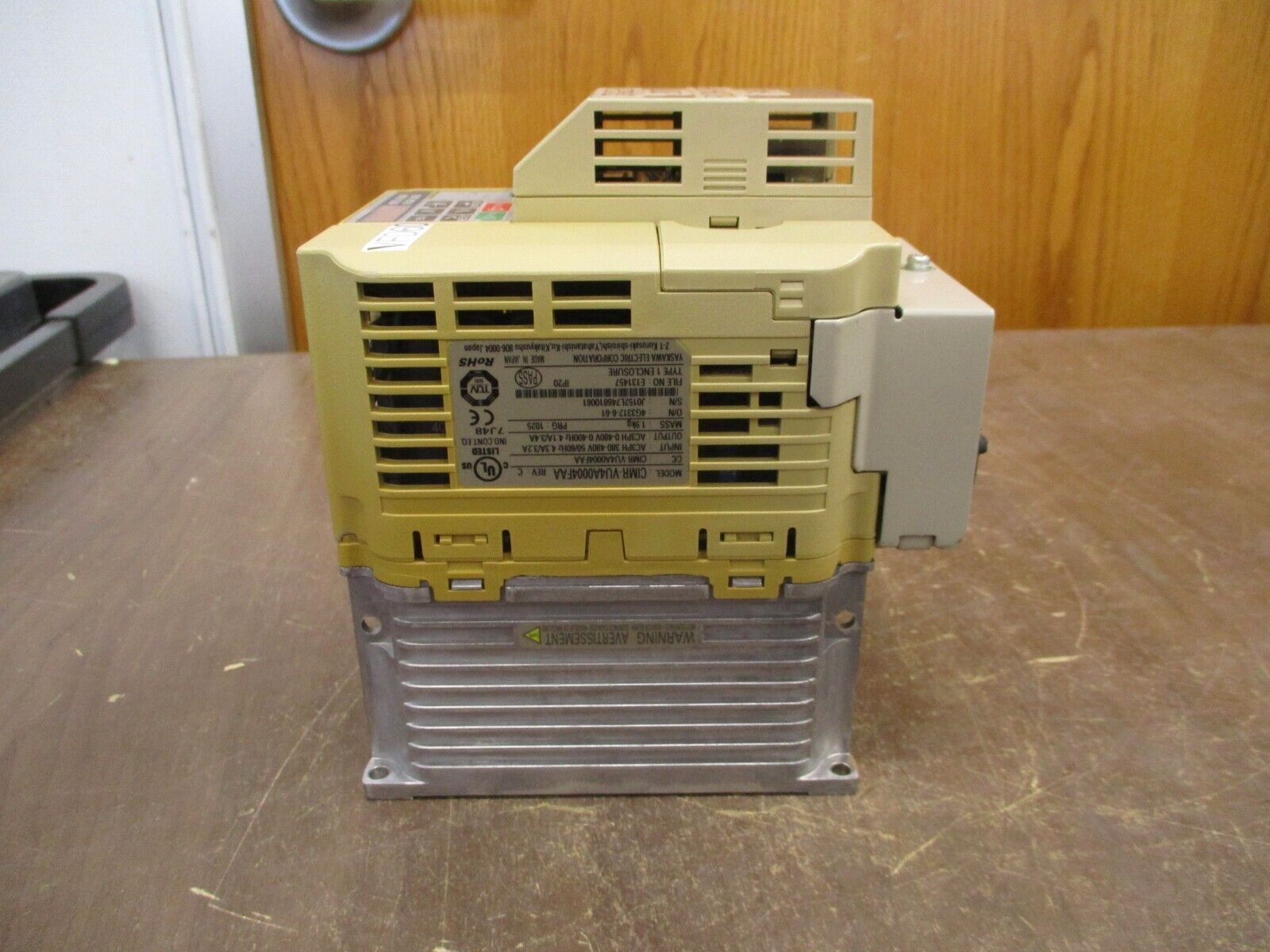 Yaskawa V1000 AC Drive CIMR-VU4A0004FAA Rev. C 1HP w/ Keypad *Cracked Casing*